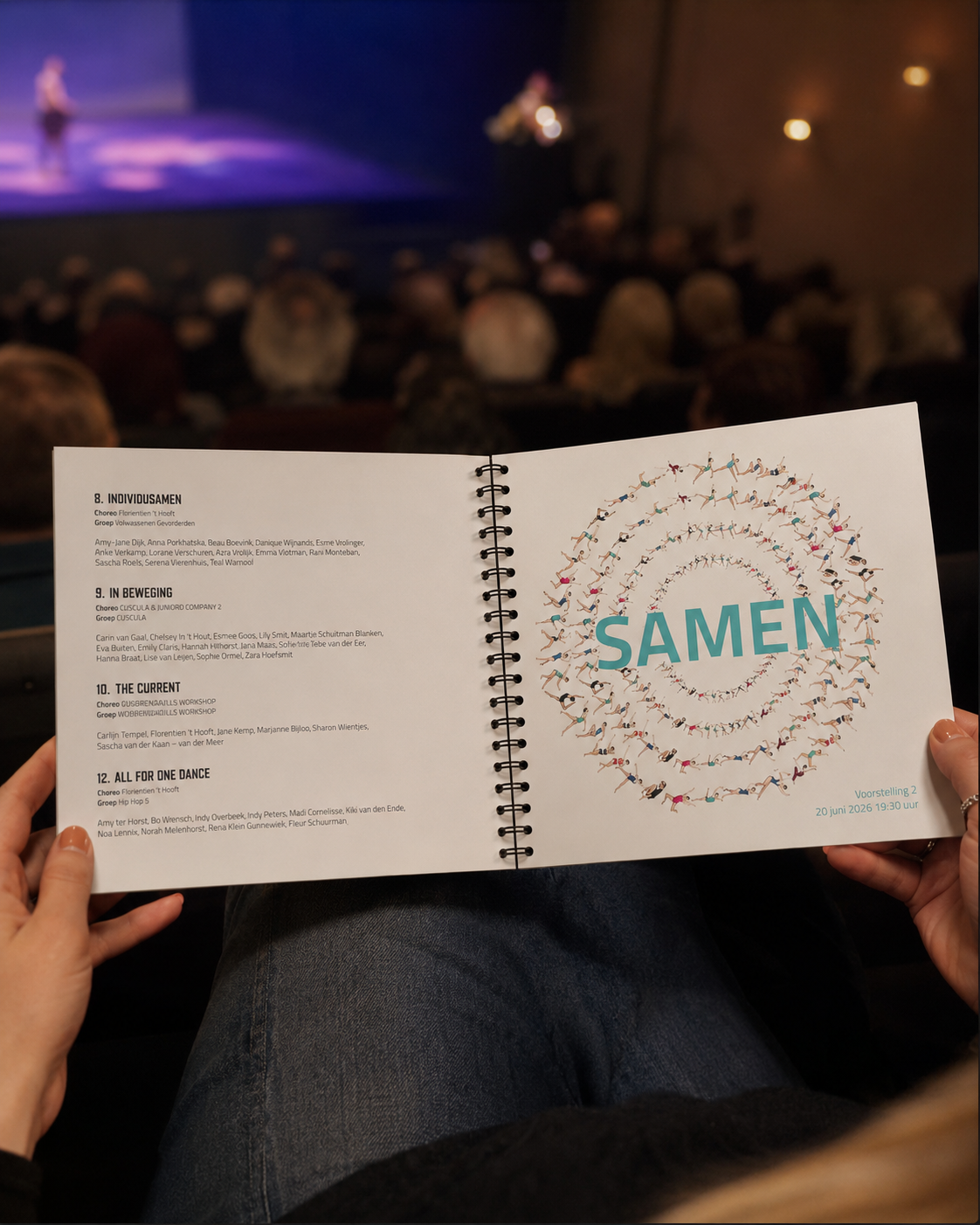Open SAMEN-programmaboekje tijdens de voorstelling