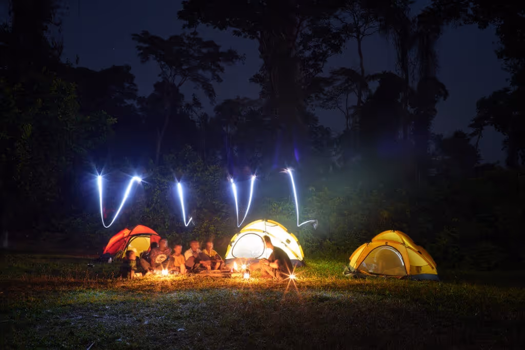 Das Expeditions-Team zeltet vor dem Tor zum Dschungel