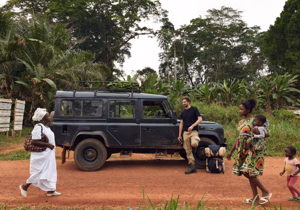 Fabian posiert auf offener Strasse