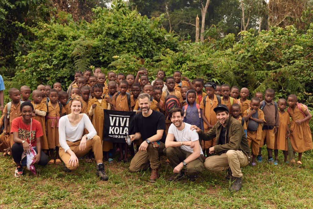 Einheimische Schulkinder wecken uns
