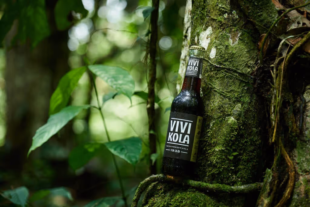 Vivi Kola Klassisch Packshot umgeben von Lianen