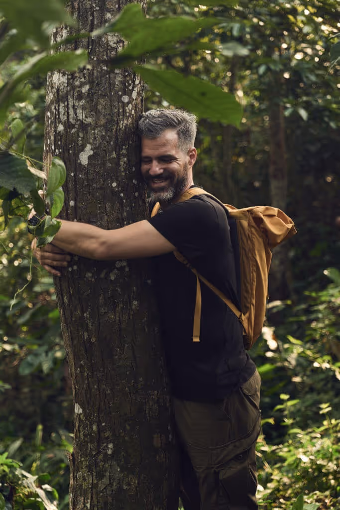 Christian umarmt seinen ersten Kola Baum in seinem Leben