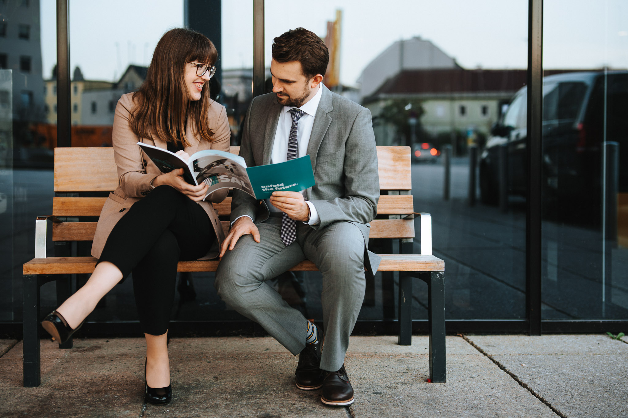 Hochzeitsfoto. Brautpaar spaziert in den Nockbergen im Herzen Kärntens