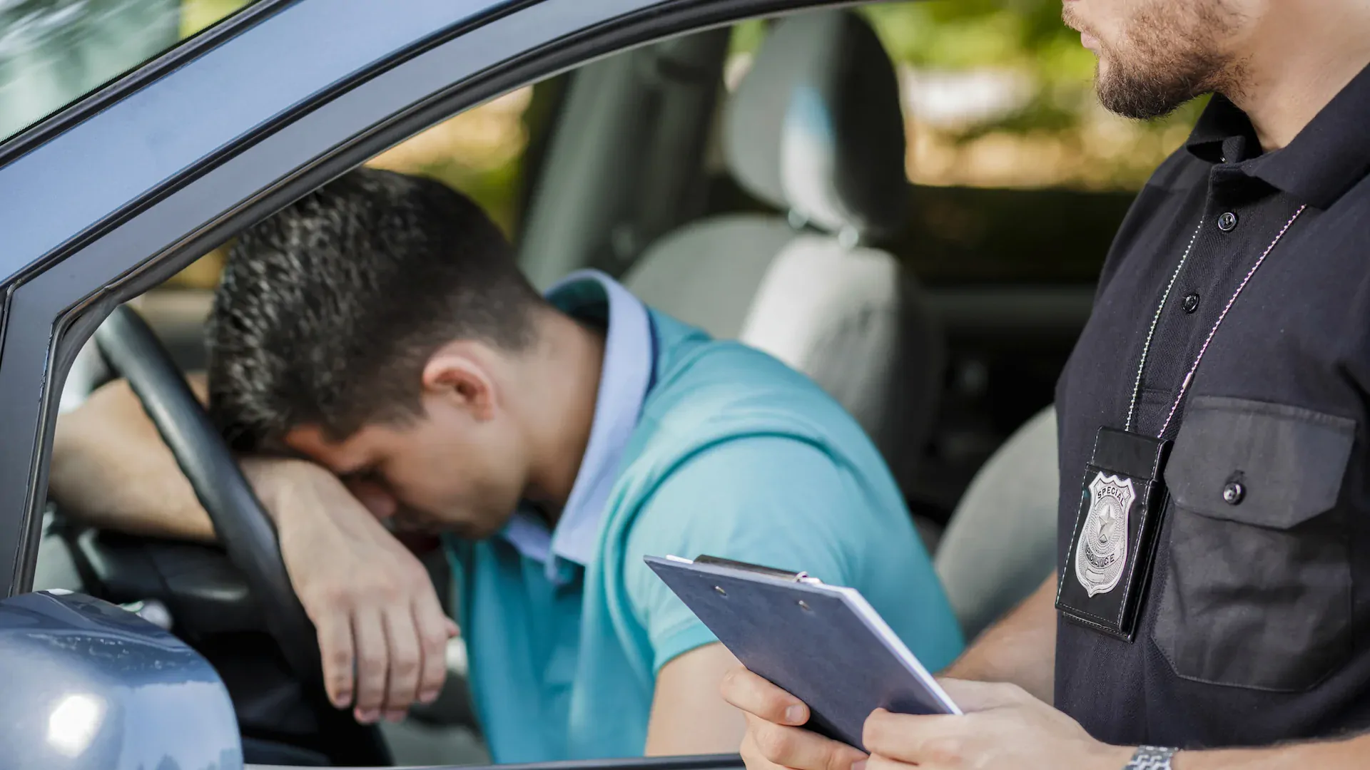 Conducteur recevant une contravention routière au Québec