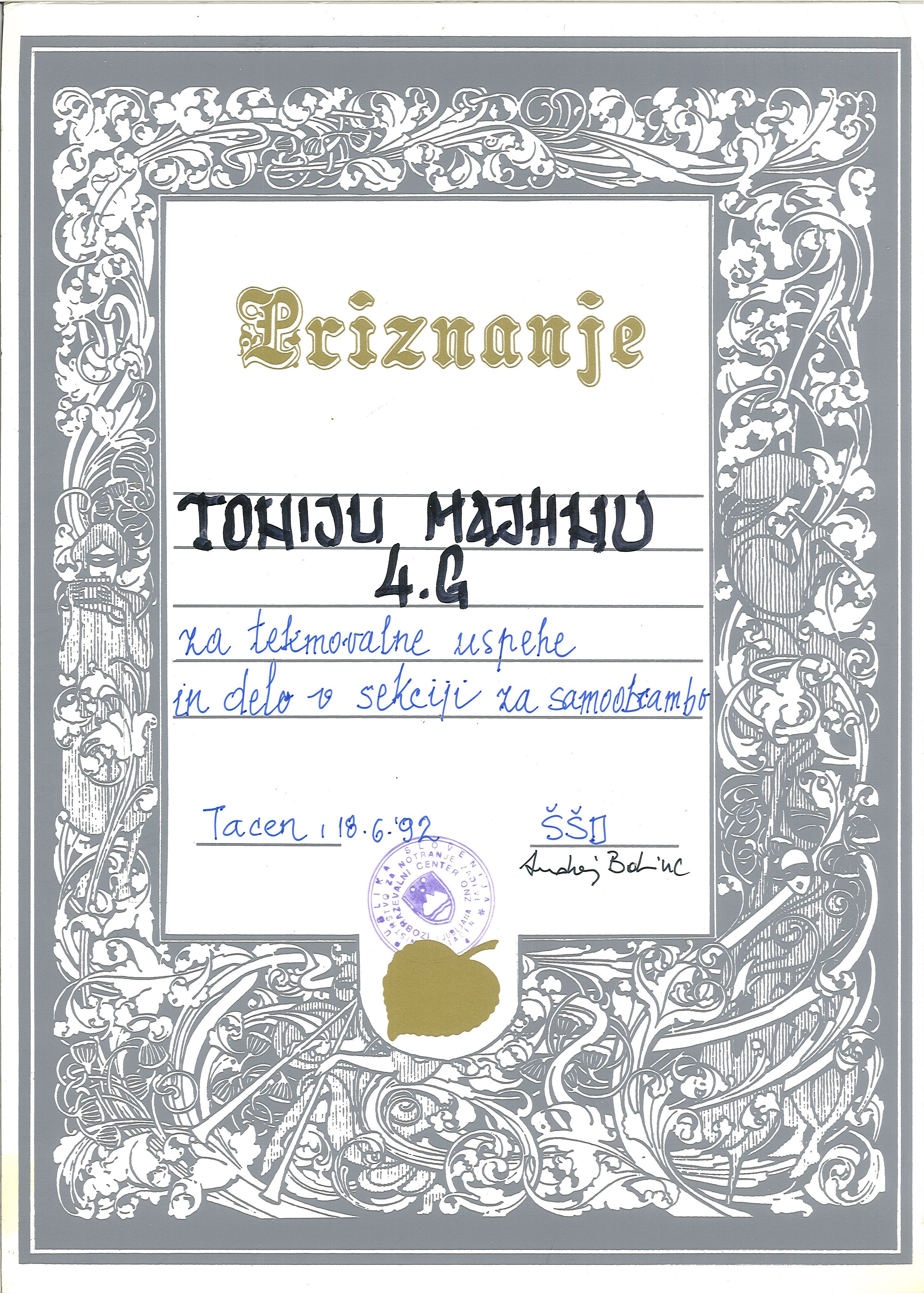 Priznanje za Toniju Majhu iz razreda 4.G za tekmovalne uspehe in delo v sekciji za samostrelstvo, obrazec okrašen z izrezljanim okrasjem in z zlatim jabolkom.