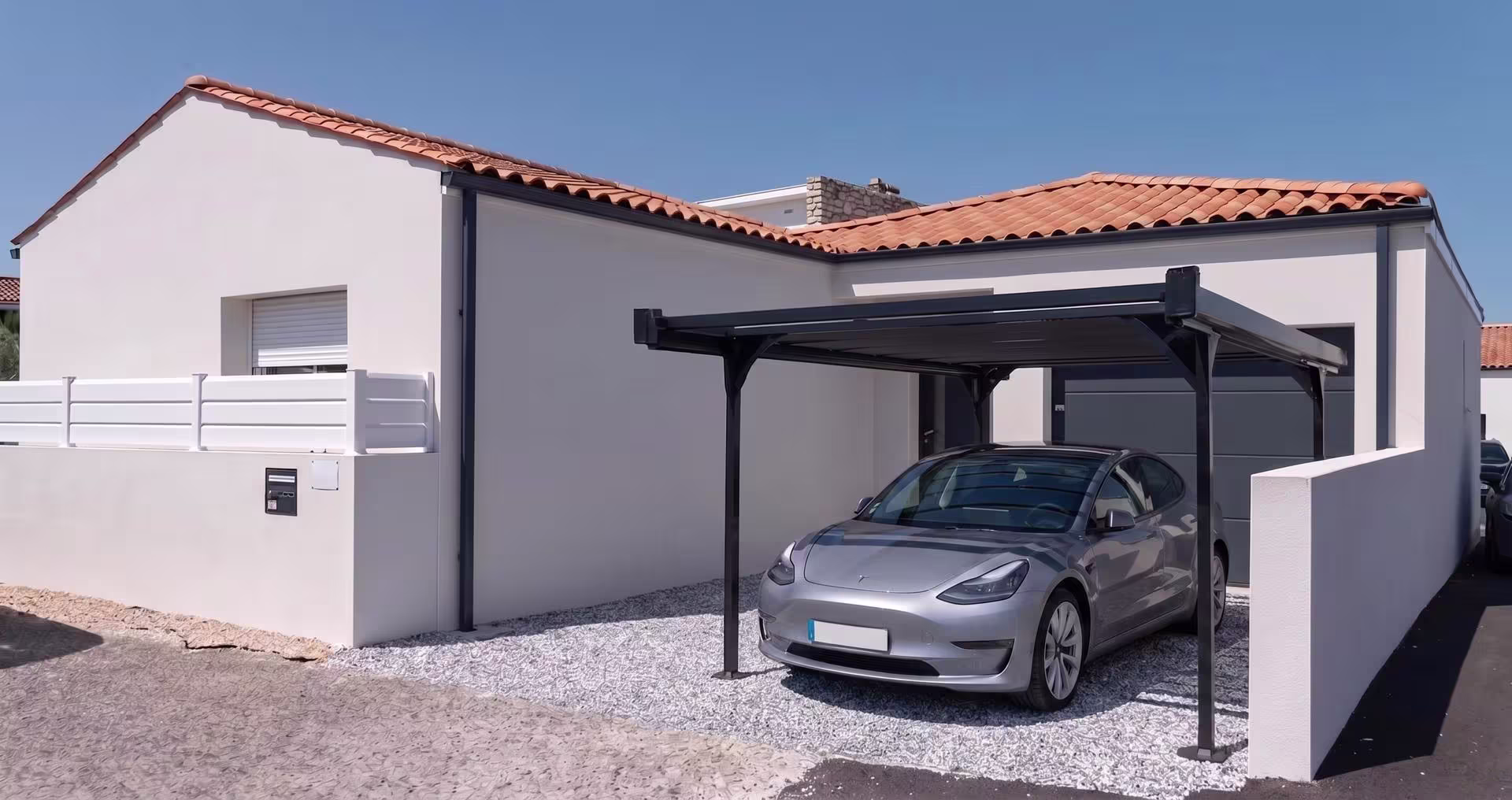 Carport projeté en rendu photoréaliste devant la façade d'une maison