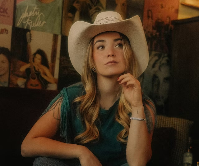 Laurence St-Martin portant un chapeau de cowboy