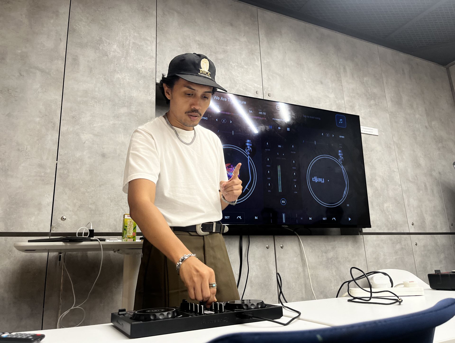 Hustle learners at the decks