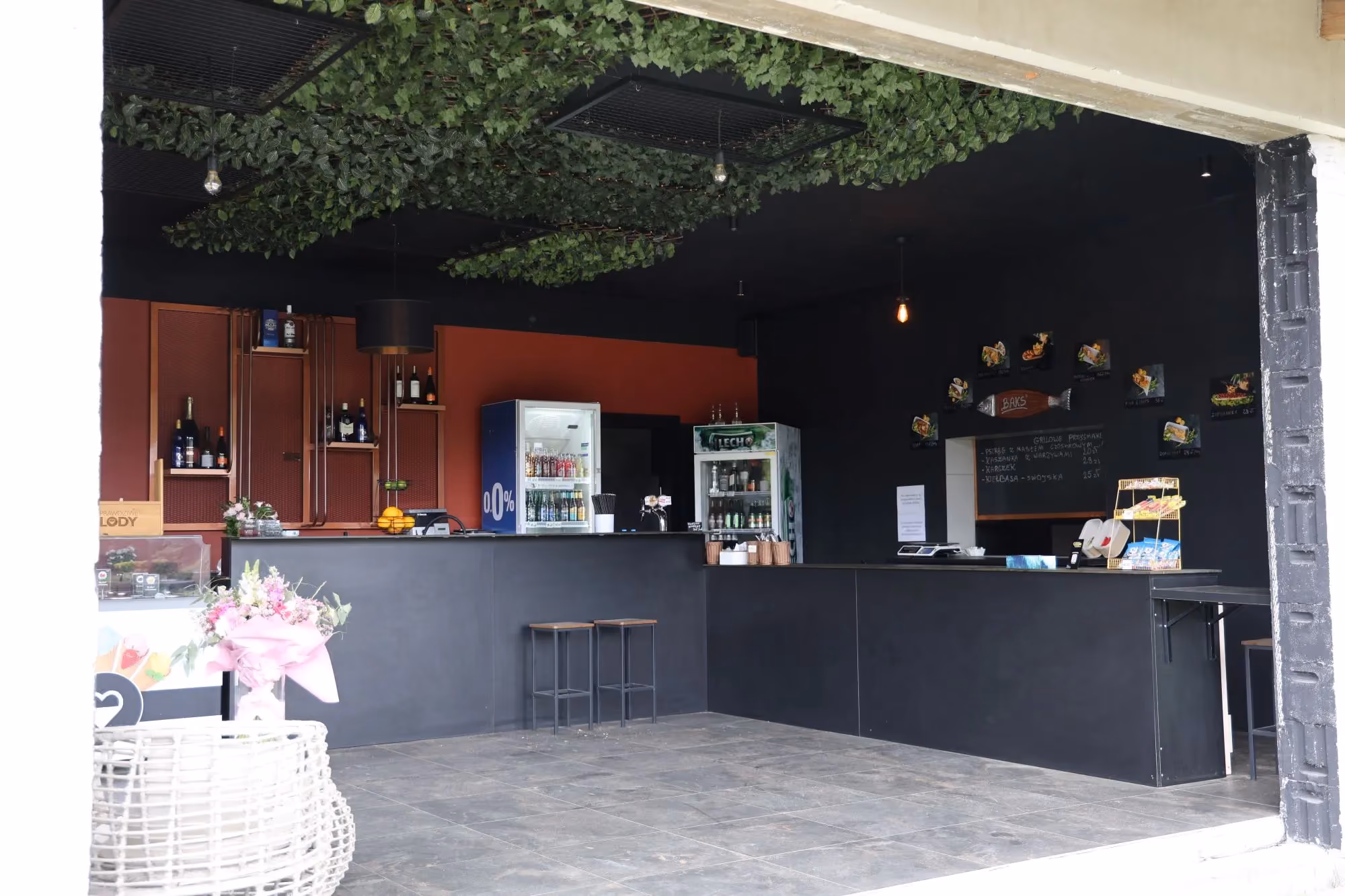Strefa gastronomiczna Smażalni i Łowiska BAKS oferująca świeże ryby i przekąski w nowoczesnym otoczeniu.