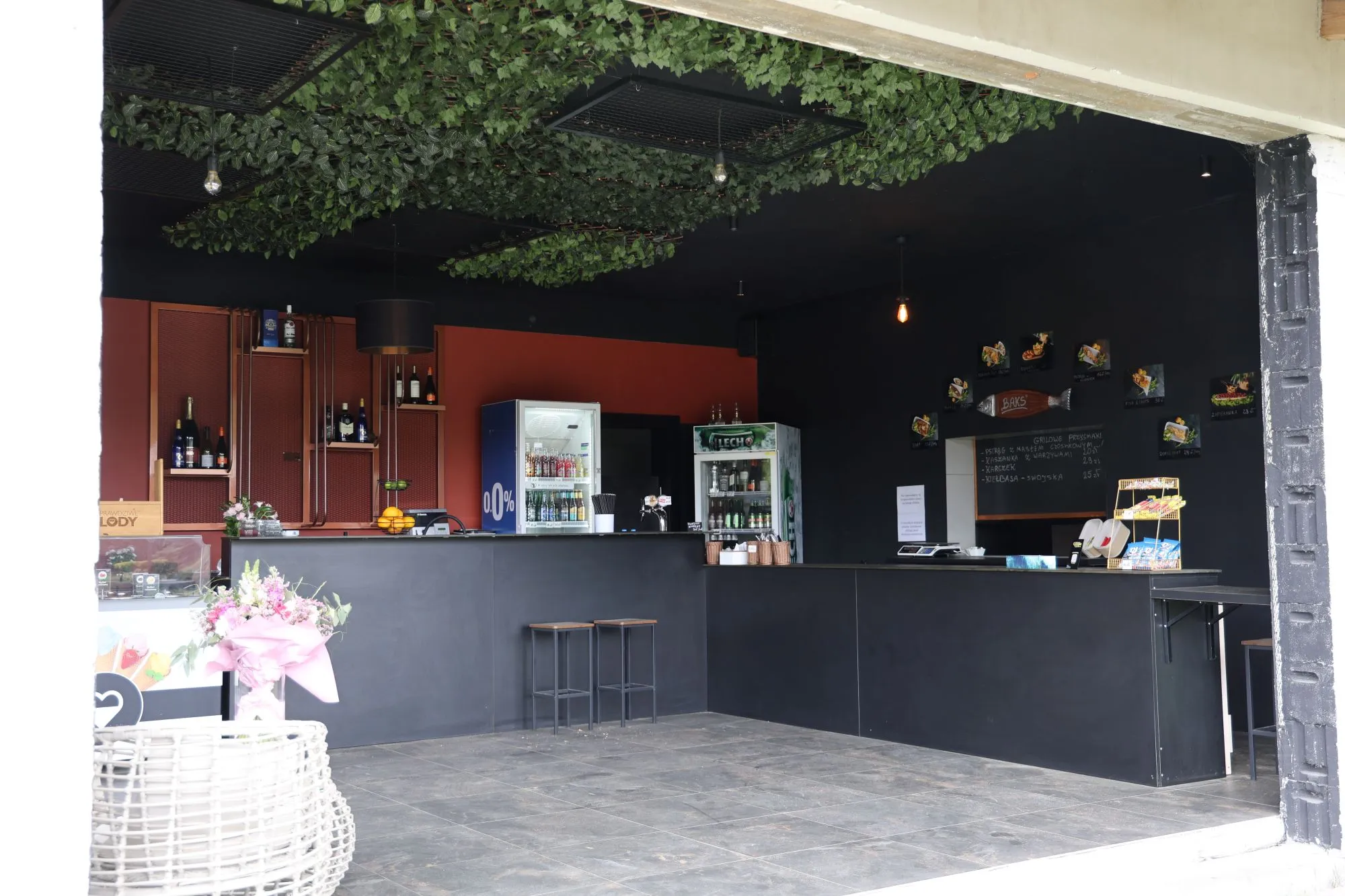 Strefa gastronomiczna Smażalni i Łowiska BAKS oferująca świeże ryby i przekąski w nowoczesnym otoczeniu.