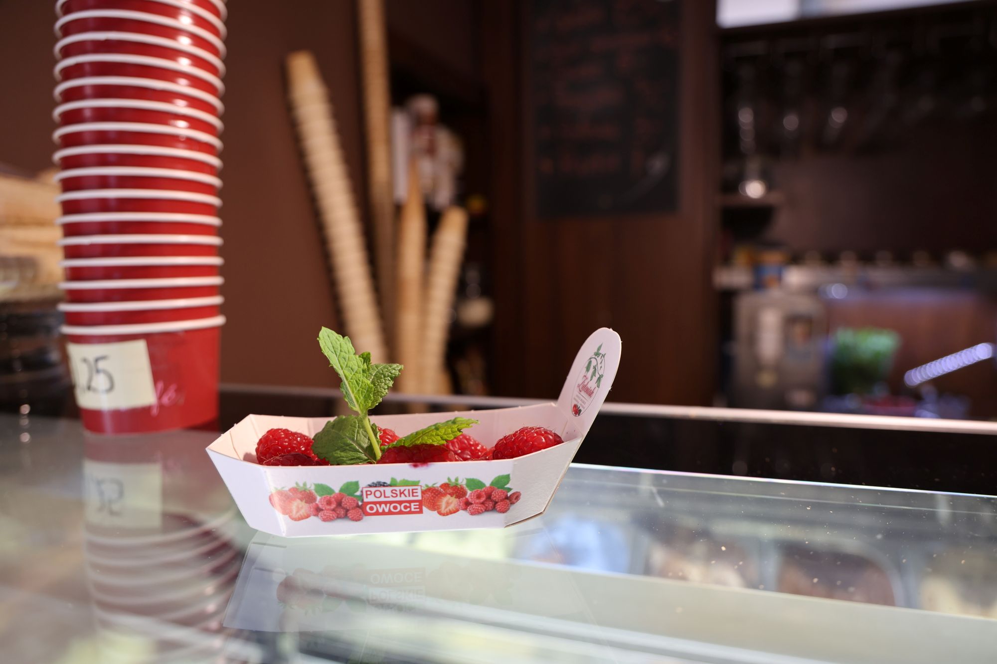Świeże maliny z miętą serwowane w Cafe Gidle jako dodatek do deserów i lodów.