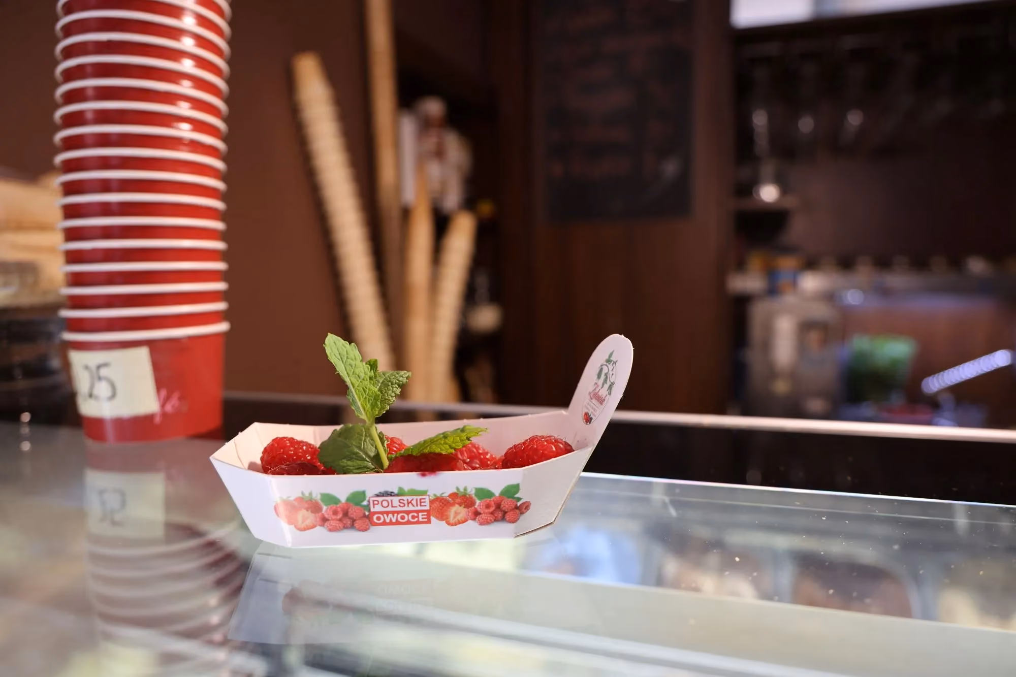 Świeże maliny z miętą serwowane w Cafe Gidle jako dodatek do deserów i lodów.