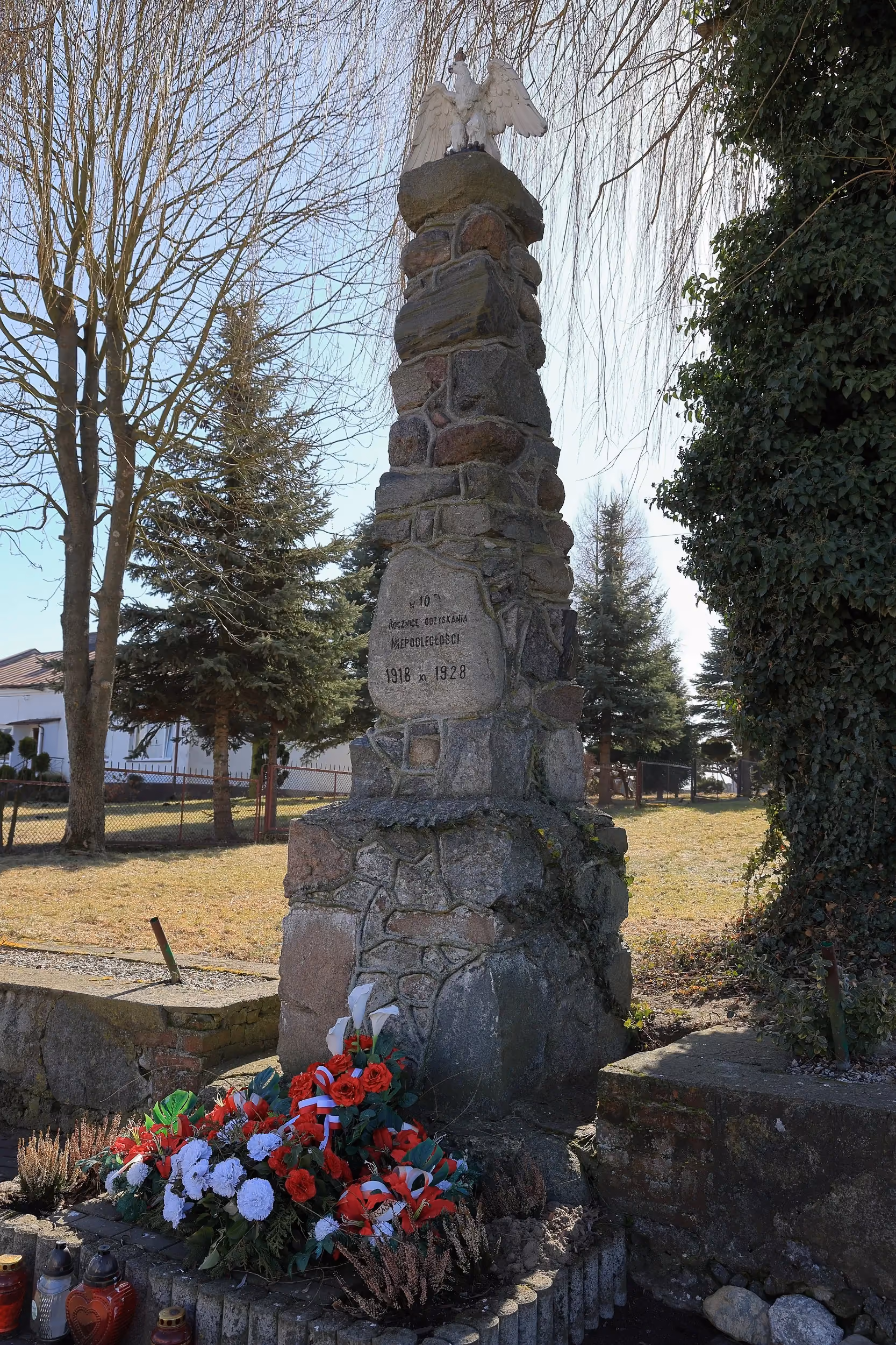 Obelisk z 1928 r. upamiętniający 10. rocznicę odzyskania niepodległości