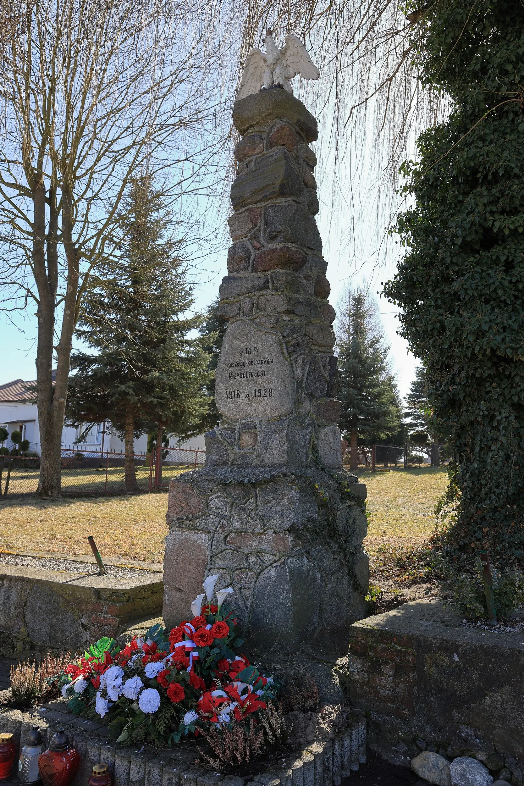 Obelisk z 1928 r. upamiętniający 10. rocznicę odzyskania niepodległości