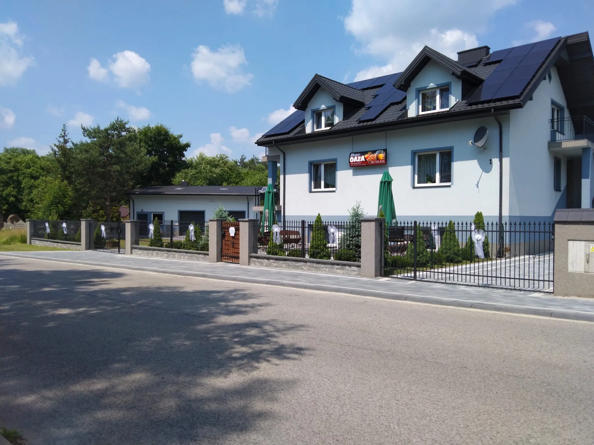 Bar Oaza w Pławnie – budynek restauracji i ogródek dla gości