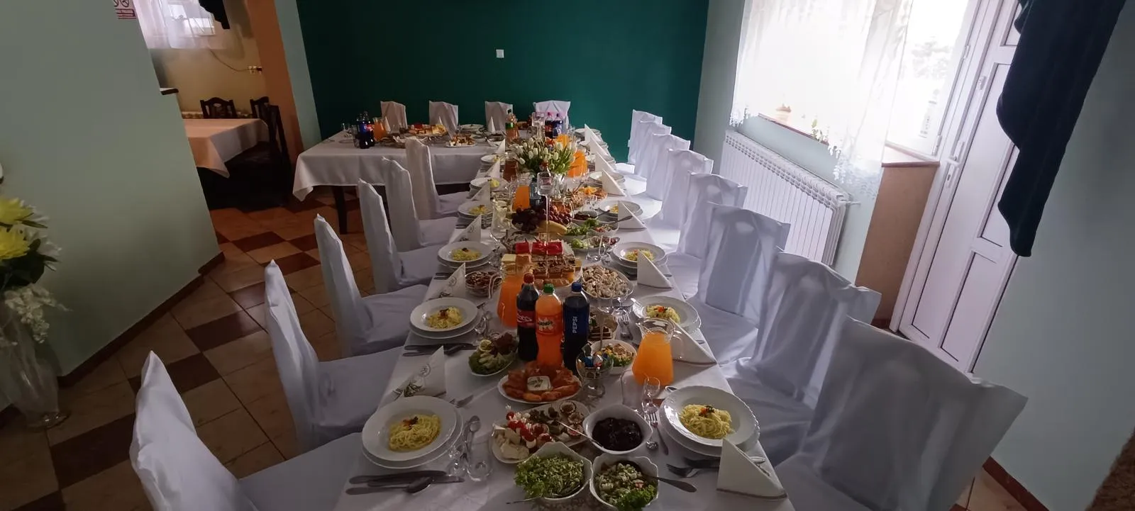 Bar Oaza w Pławnie – sala bankietowa przygotowana na przyjęcie