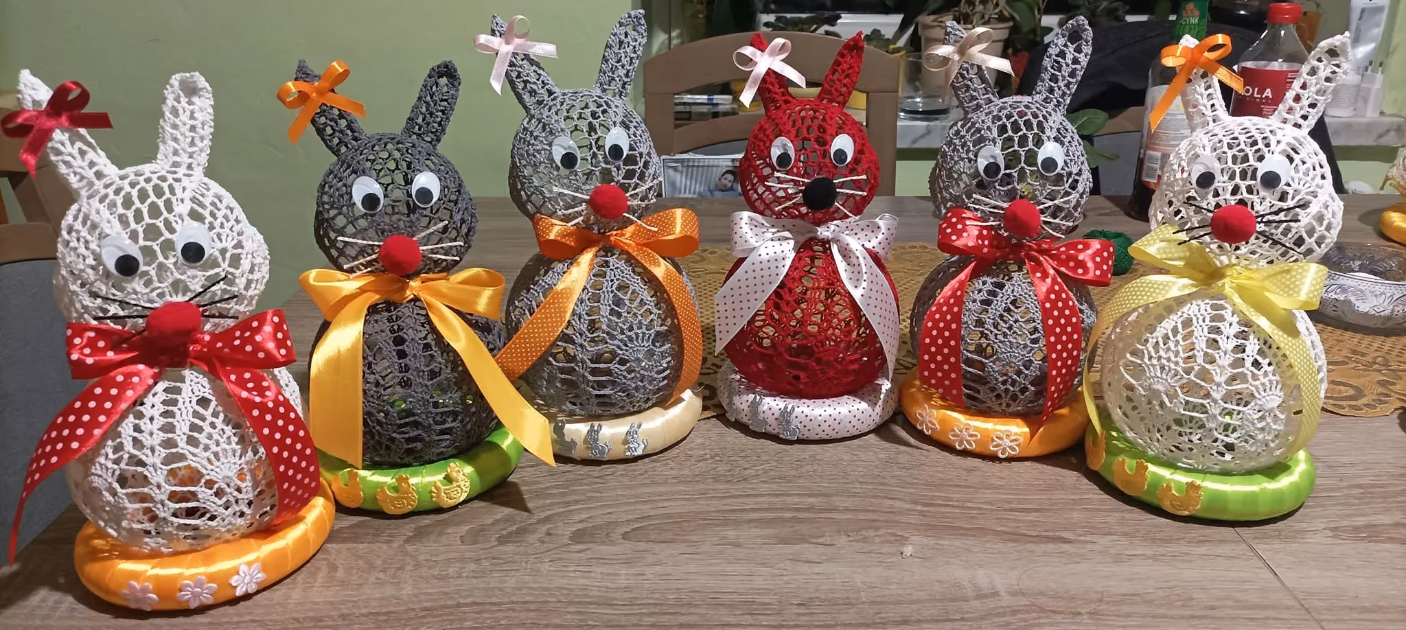 Kolorowe, szydełkowe zające wielkanocne ustawione w rzędzie na stole