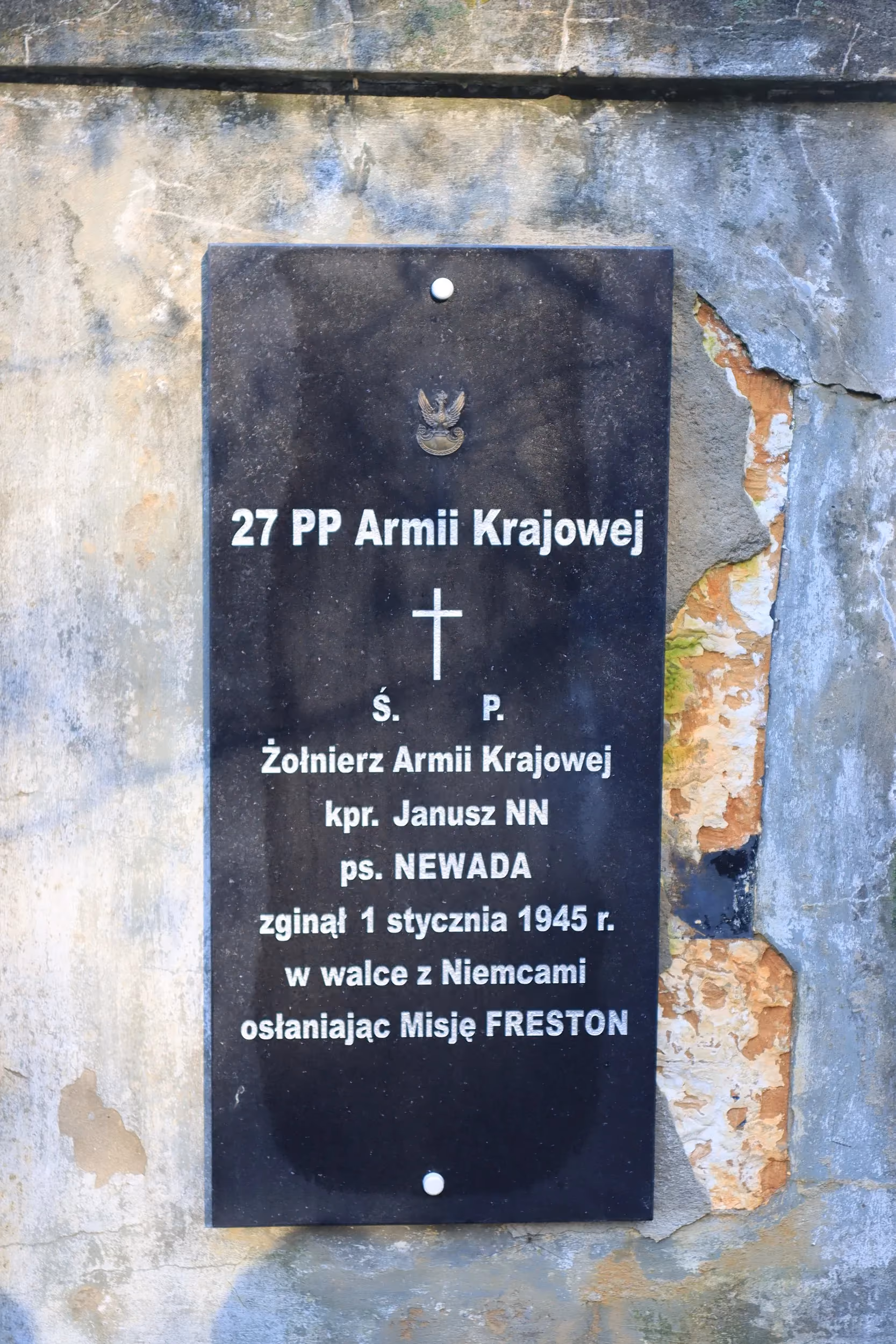 Kamienny pomnik przy leśnej drodze z tablicą upamiętniającą kaprala Zdzisława Karnickiego. Na tablicy znajduje się informacja, że był żołnierzem Armii Krajowej i Konspiracyjnego Wojska Polskiego oraz zginął 19 kwietnia 1946 roku. 