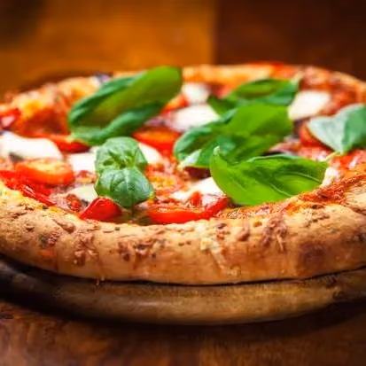 Klasyczna pizza Margherita z mozzarellą, pomidorami i świeżą bazylią