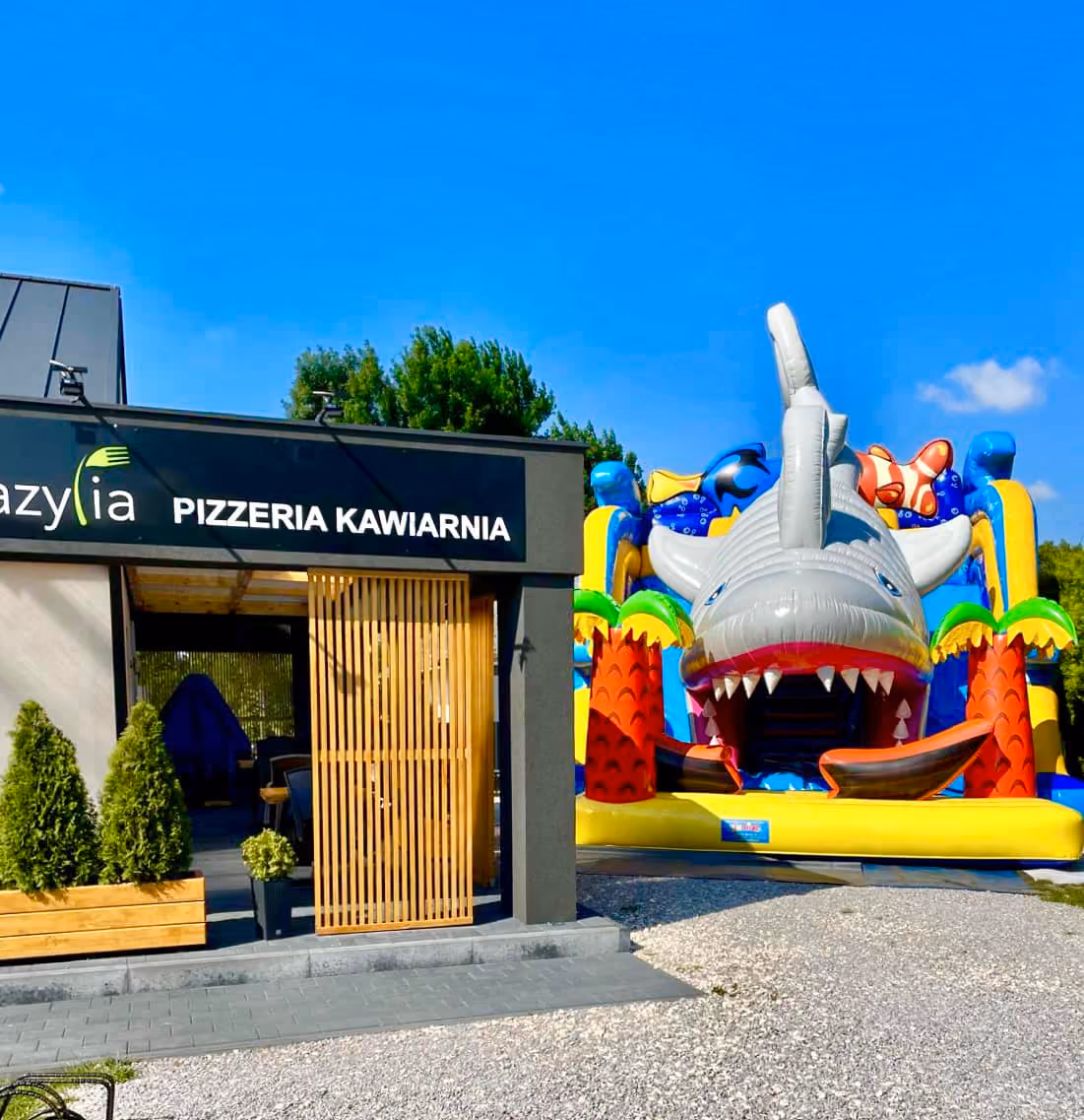 Pizzeria i kawiarnia Bazylia z dmuchanym placem zabaw dla dzieci