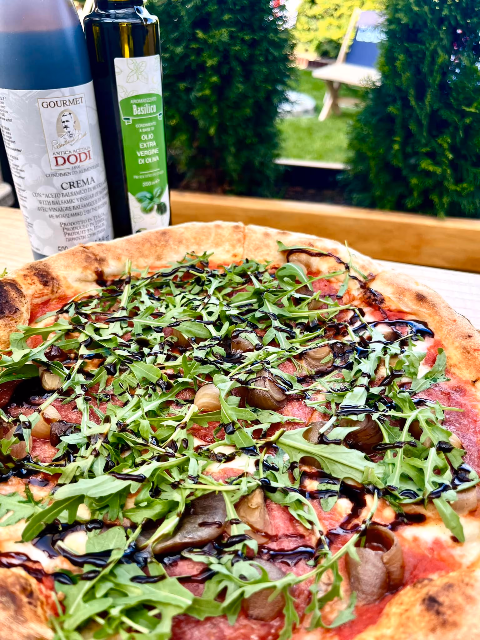 Pizza z rukolą, salami i kremem balsamicznym przygotowana w Pizzerii Bazylia