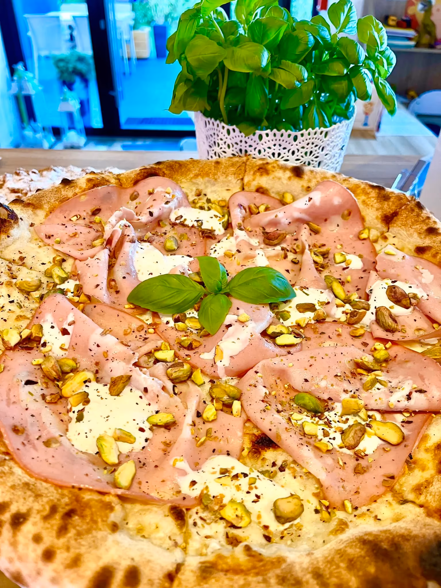 Pizza z mortadelą, pistacjami i kremowym serem w Pizzerii Bazylia