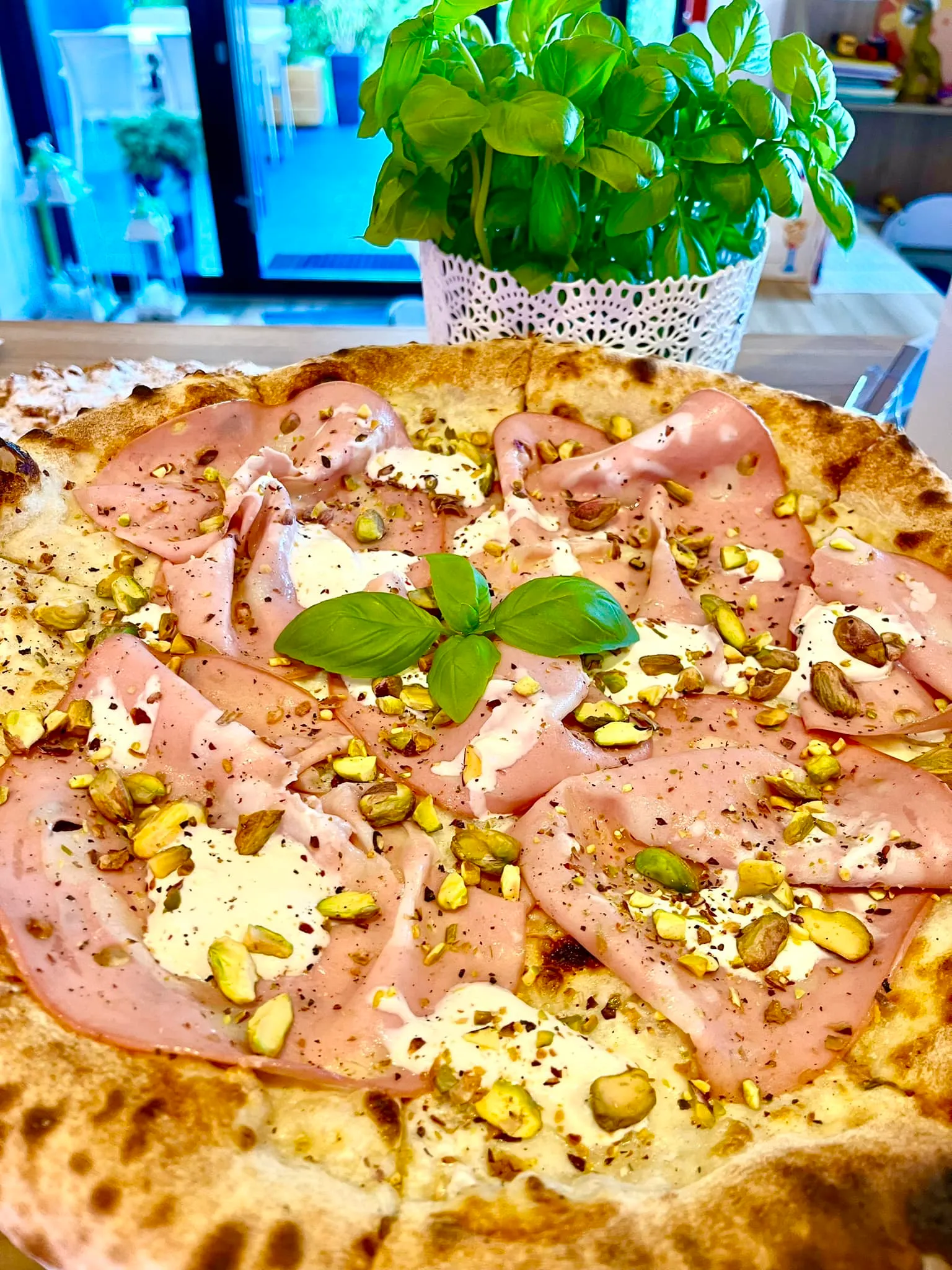 Pizza z mortadelą, pistacjami i kremowym serem w Pizzerii Bazylia