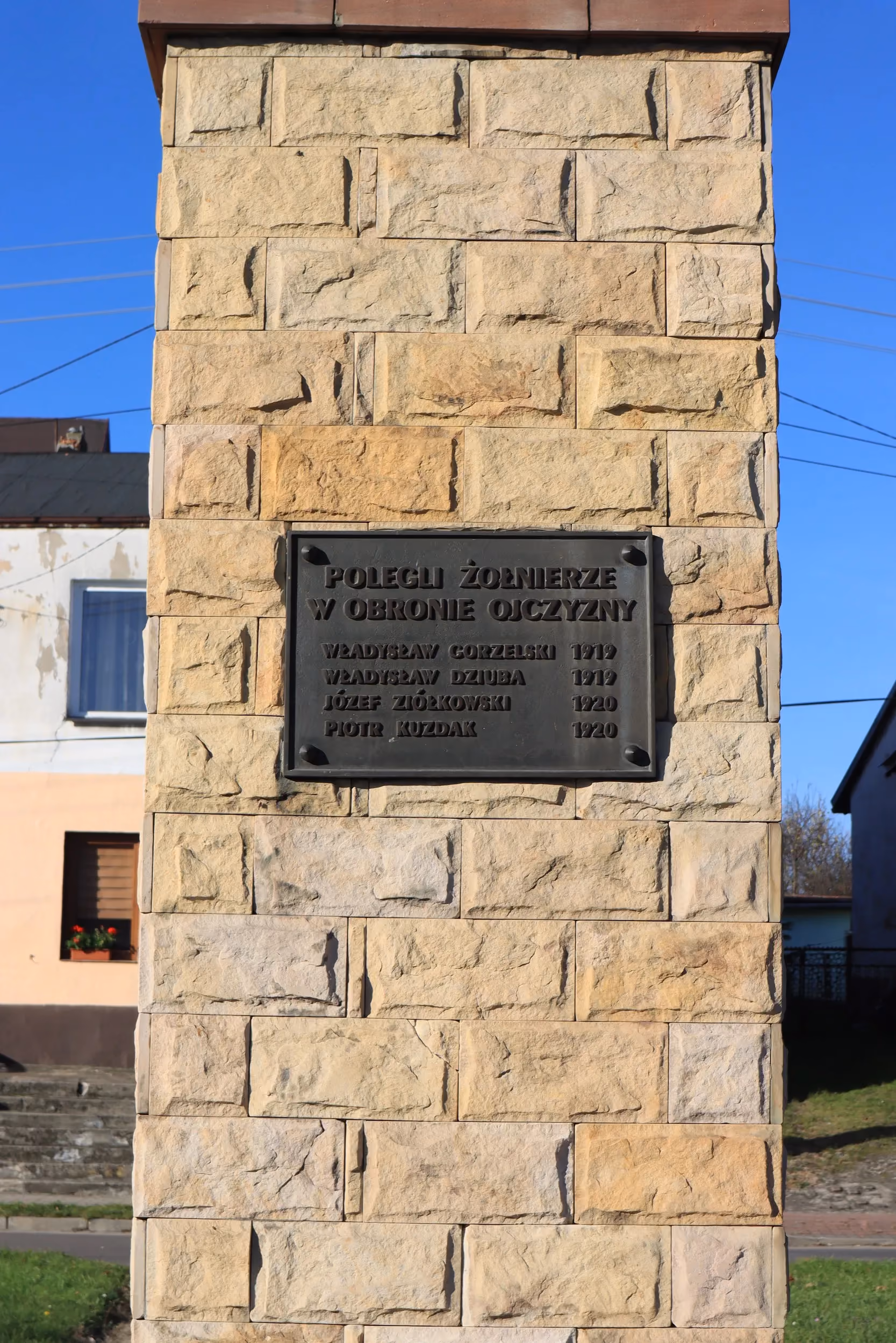 Tablica pamiątkowa umieszczona na kamiennym obelisku, poświęcona żołnierzom poległym w obronie ojczyzny w latach 1919–1920
