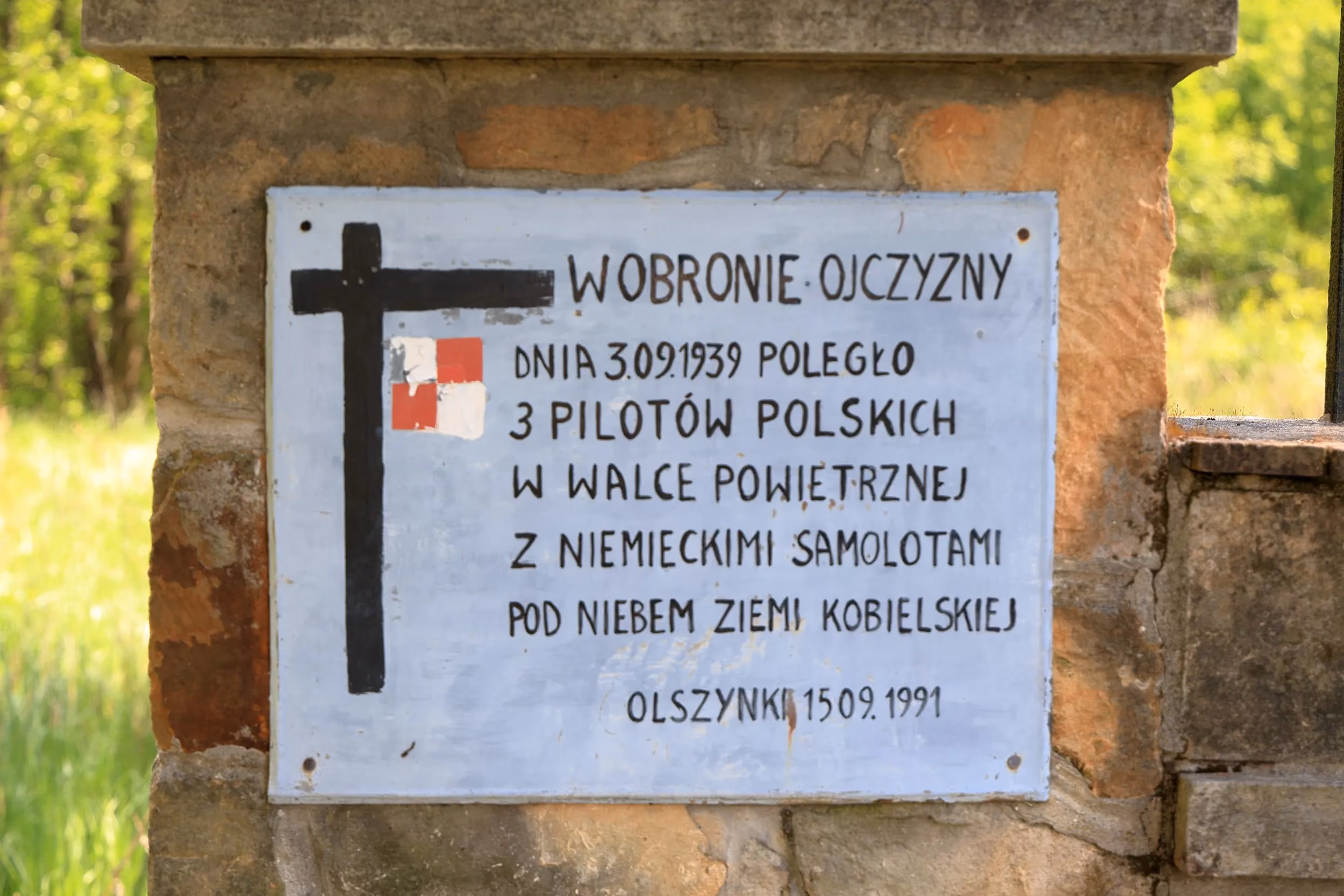 Tablica pamiątkowa upamiętniająca trzech polskich pilotów poległych 3 września 1939 roku w walce powietrznej z niemieckimi samolotami.