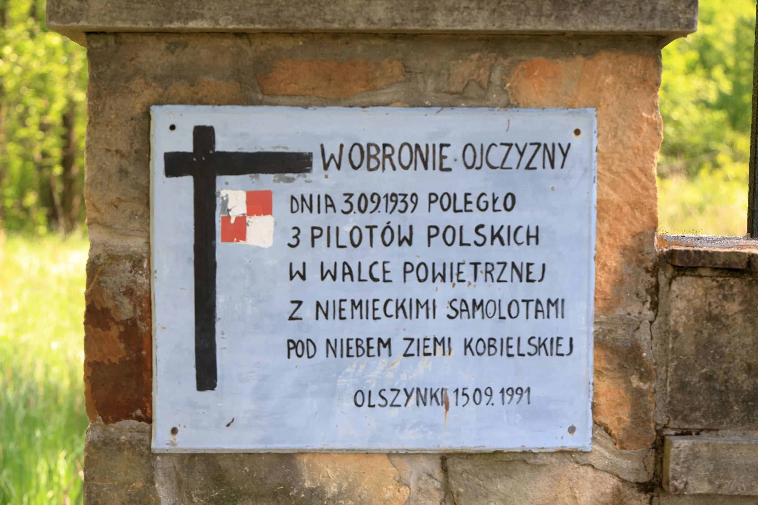Tablica pamiątkowa upamiętniająca trzech polskich pilotów poległych 3 września 1939 roku w walce powietrznej z niemieckimi samolotami.