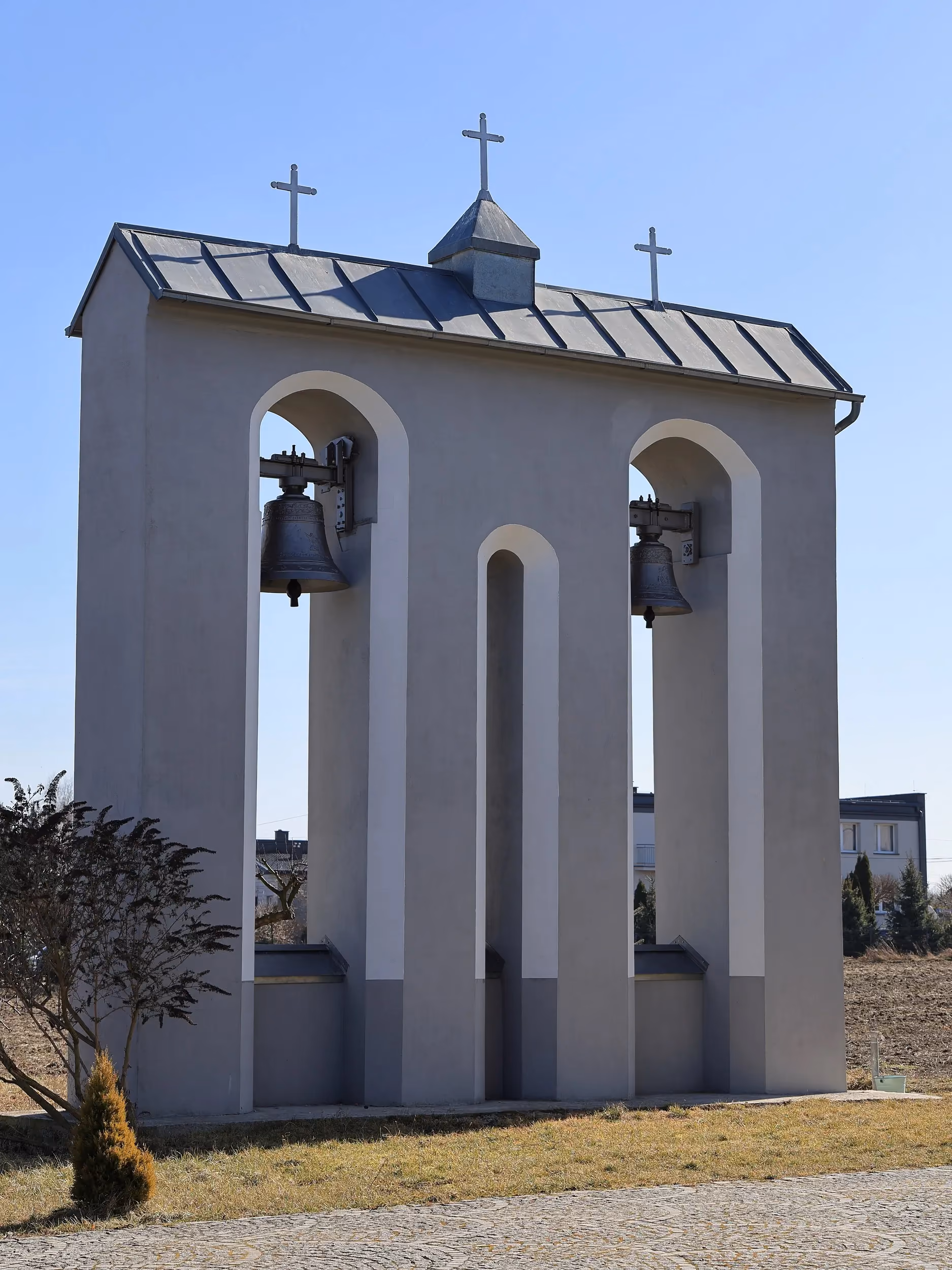 Wolnostojąca dzwonnica z dwoma dzwonami umieszczonymi w wysokich arkadach. Budowla zwieńczona jest trzema krzyżami i stoi na otwartym terenie.