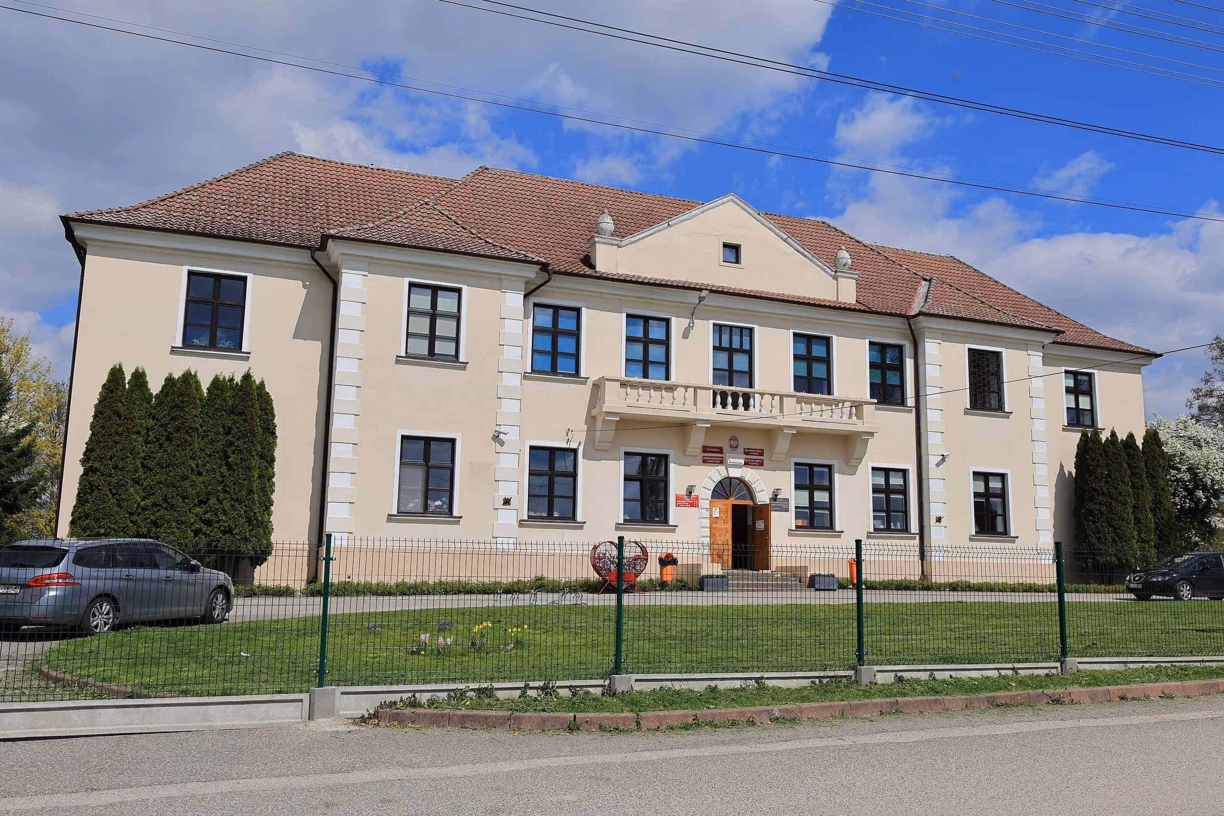 Budynek Zespołu Szkół Centrum Kształcenia Rolniczego w dawnym zespole dworsko-parkowym w Dobryszycach