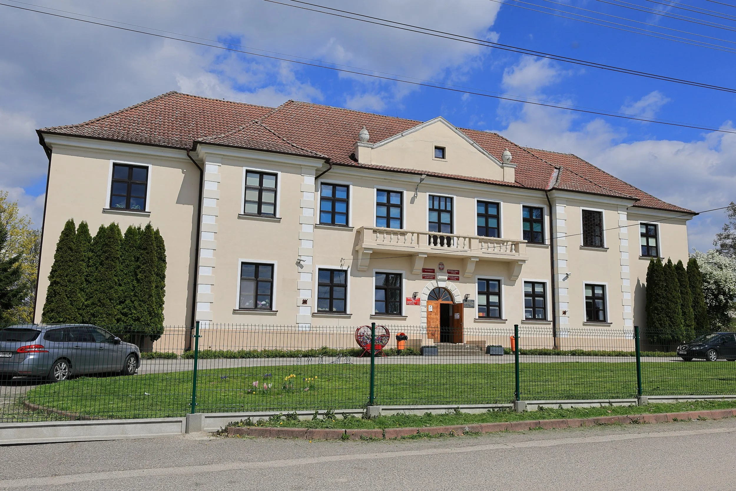 Budynek Zespołu Szkół Centrum Kształcenia Rolniczego w dawnym zespole dworsko-parkowym w Dobryszycach