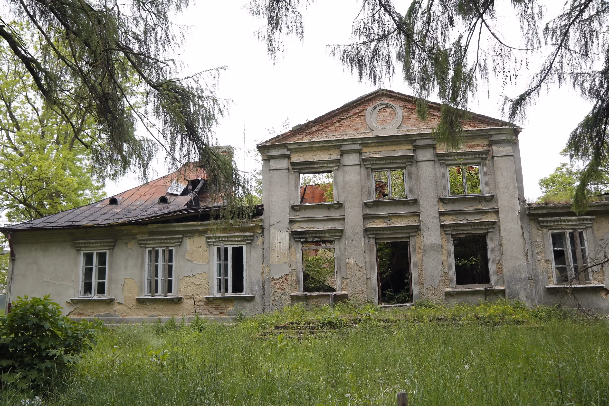 Ruiny dworu rodziny Tymowskich w Kobielach Wielkich i dawny park dworski.