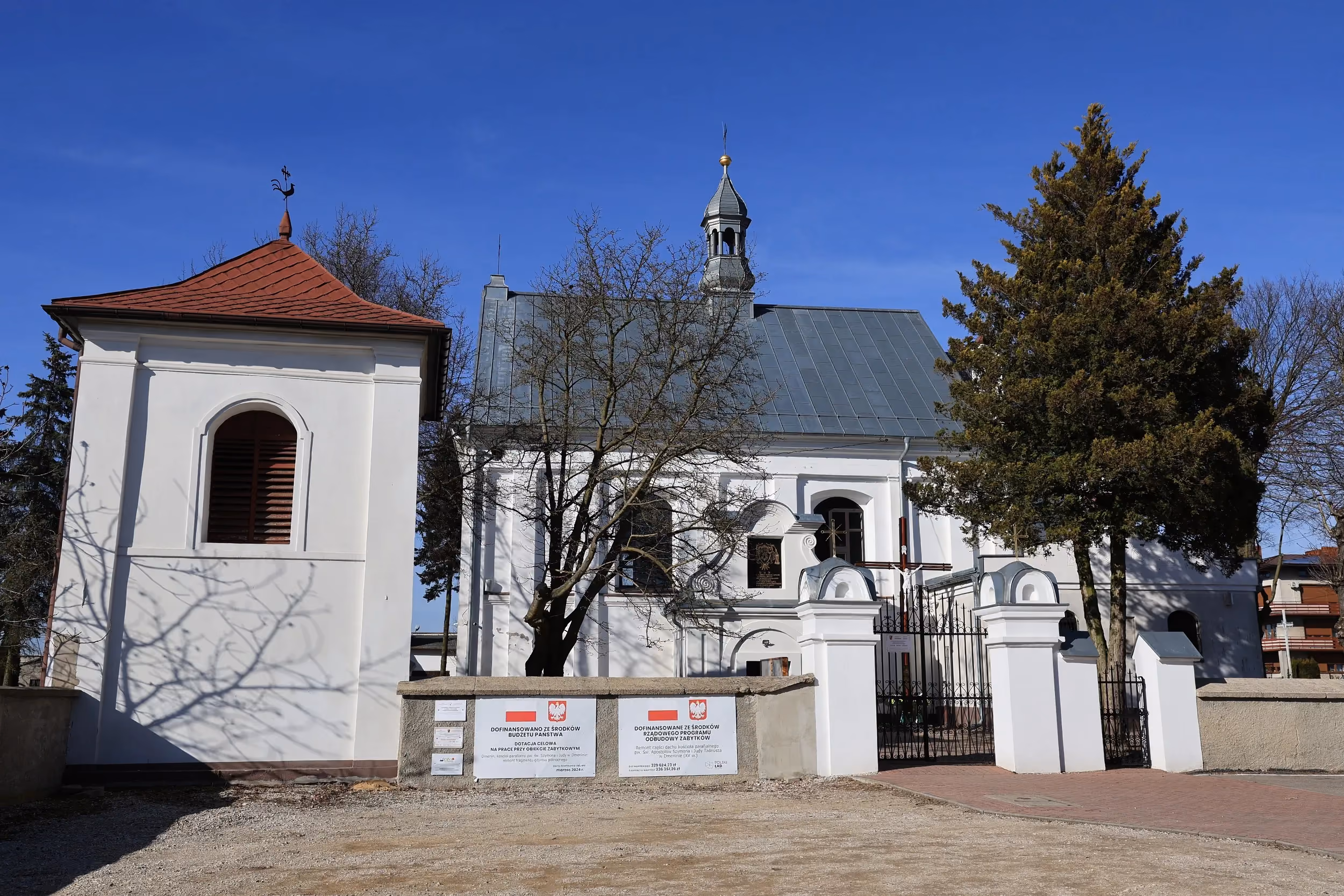 Kościół w Dmeninie pw. Matki Bolesnej (św. św. Szymona i Judy) wraz z dzwonnicą