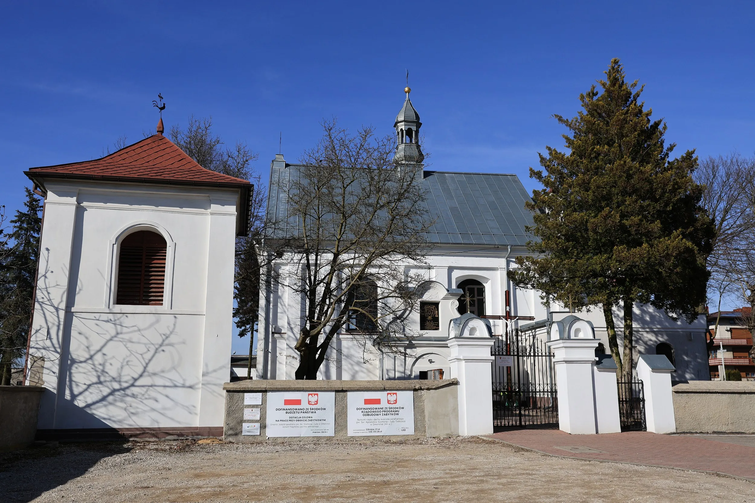 Kościół w Dmeninie pw. Matki Bolesnej (św. św. Szymona i Judy) wraz z dzwonnicą