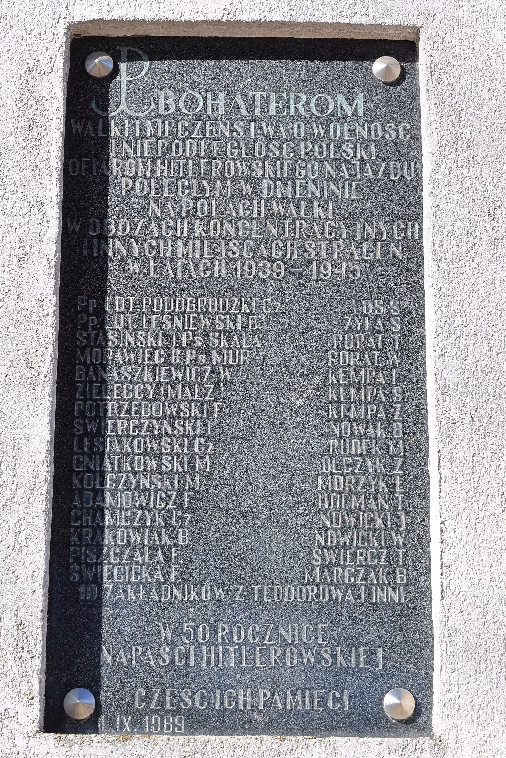 Tablica pamiątkowa poświęcona mieszkańcom Dmenina poległym i zamordowanym podczas II wojny światowej.