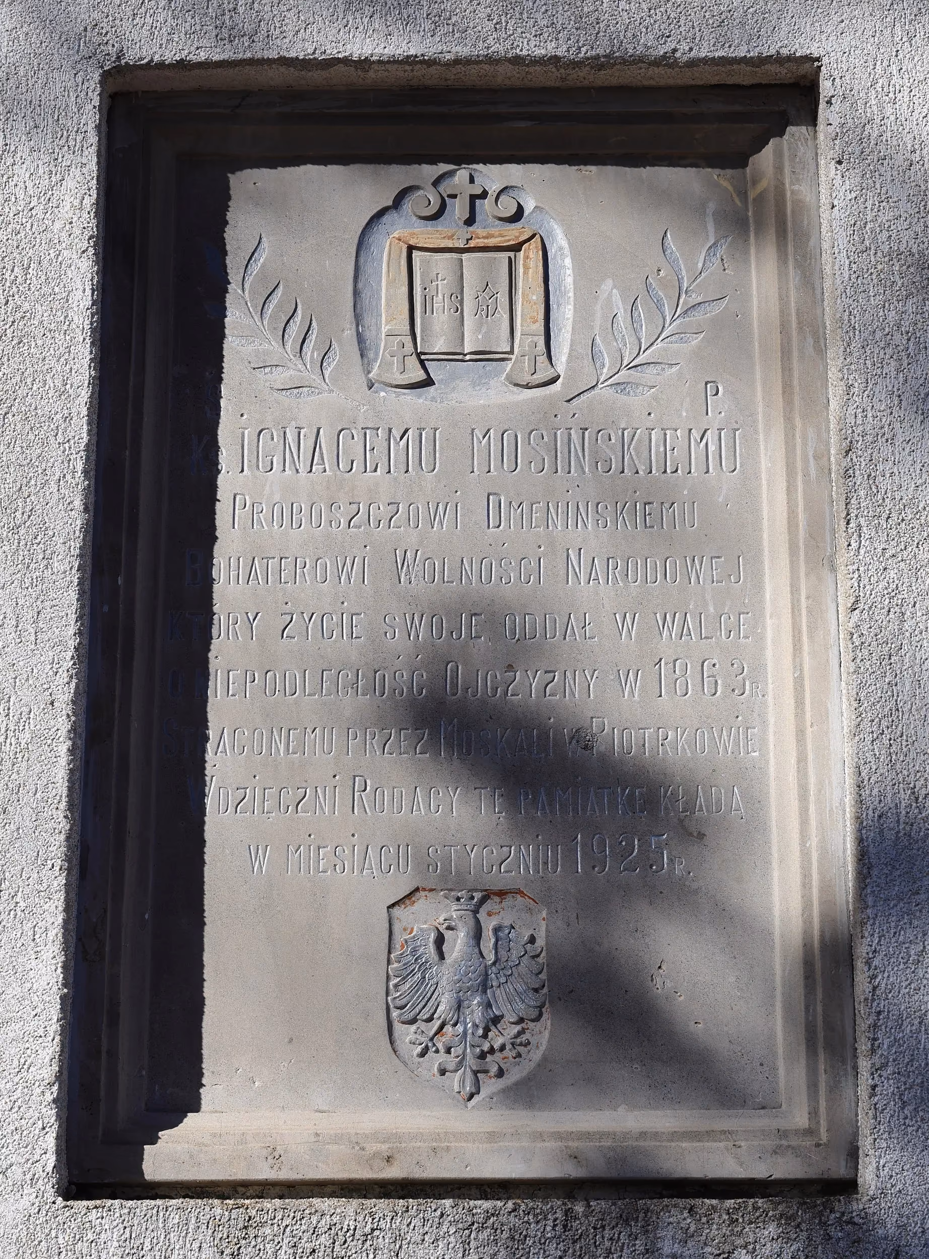 Tablica upamiętniająca księdza Ignacego Mosińskiego, uczestnika walk o niepodległość Polski w 1863 roku.