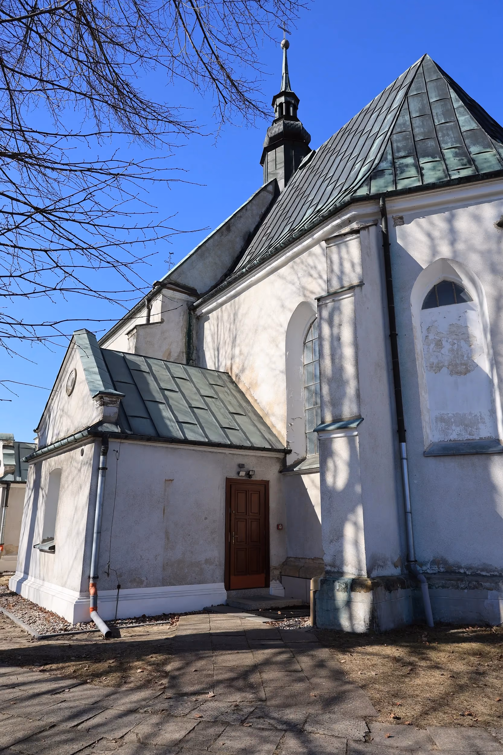 Widok bocznej elewacji kościoła pw. św. Marcina w Kodrębie z dobudowaną kruchtą i wejściem bocznym.