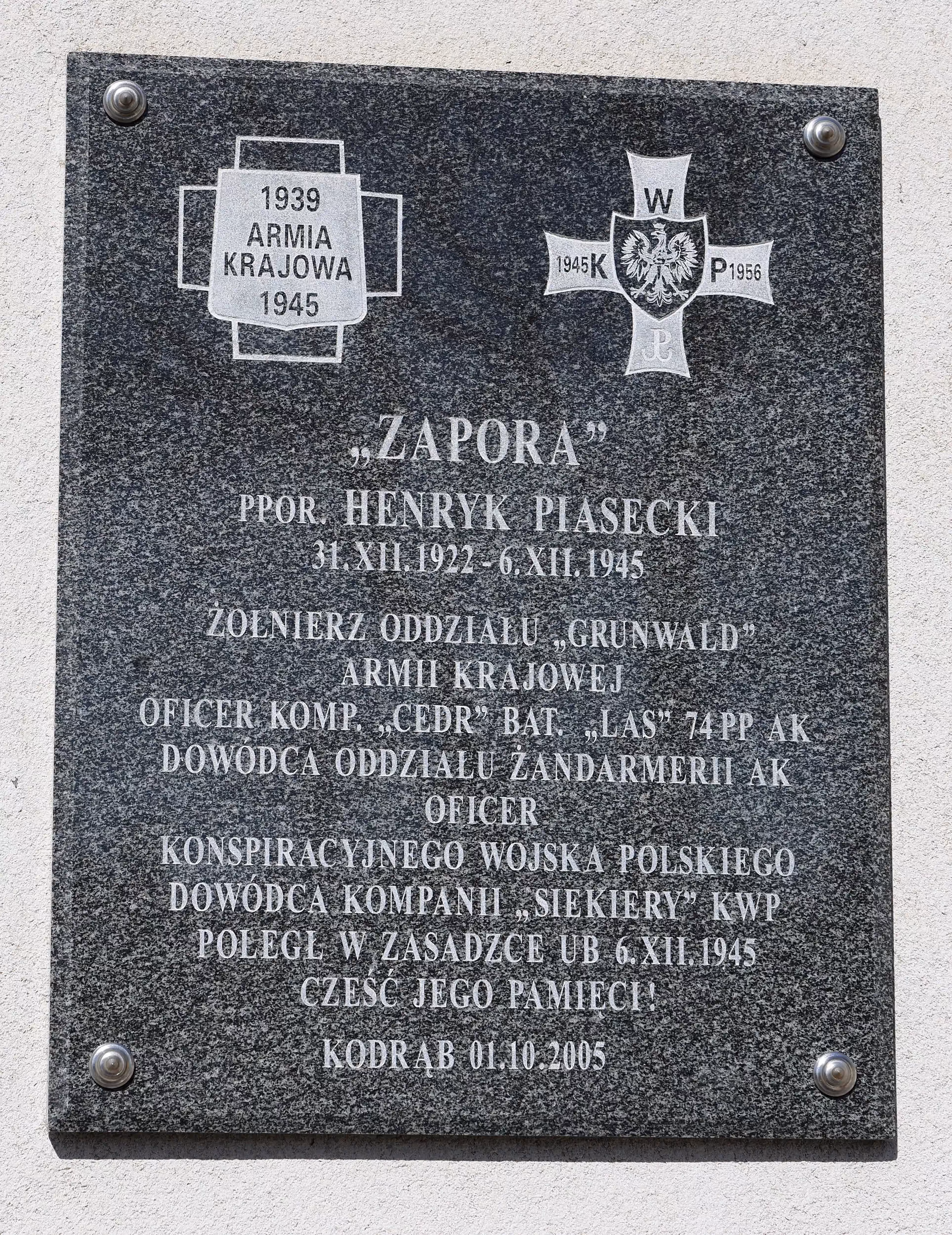 Tablica pamiątkowa na ścianie kościoła poświęcona podporucznikowi Henrykowi Piaseckiemu „Zaporze”, żołnierzowi Armii Krajowej.