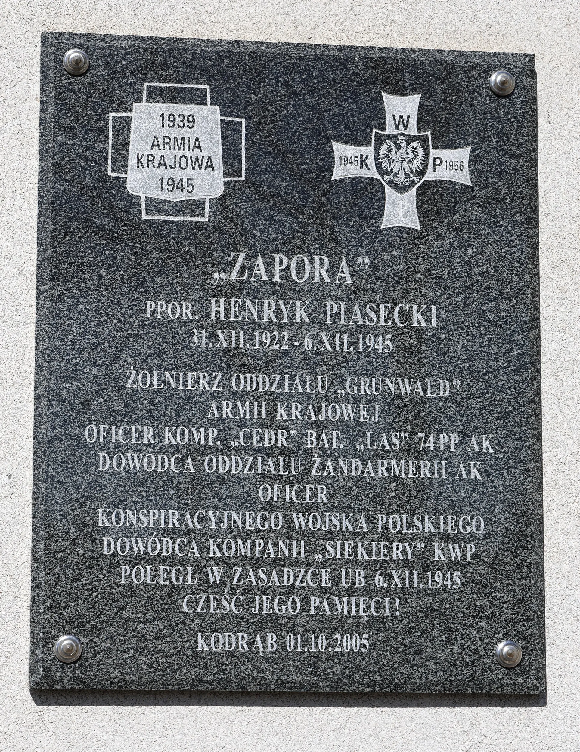 Tablica pamiątkowa na ścianie kościoła poświęcona podporucznikowi Henrykowi Piaseckiemu „Zaporze”, żołnierzowi Armii Krajowej.
