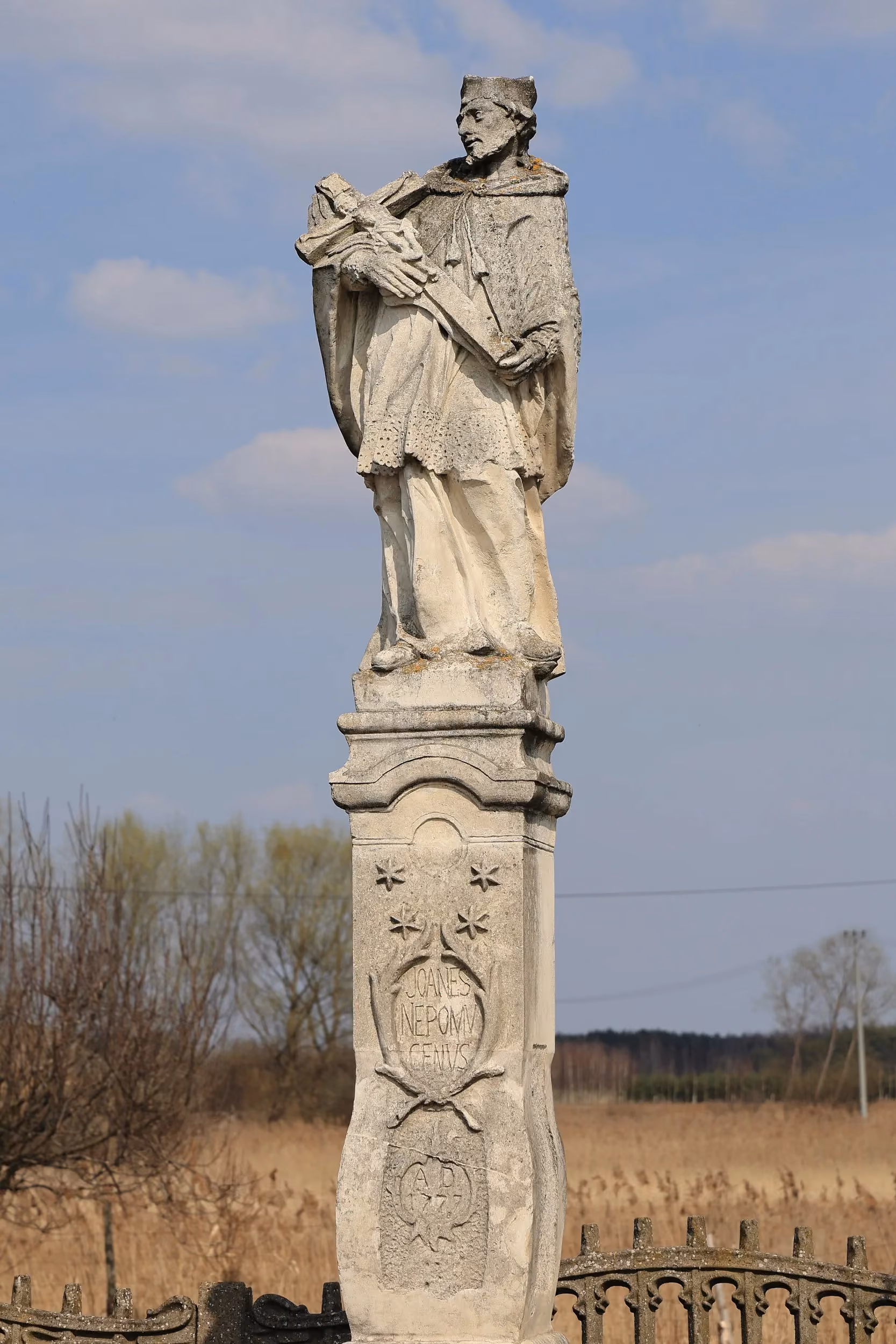 Kapliczka - figura św. Jana Nepomucena w Przerębie