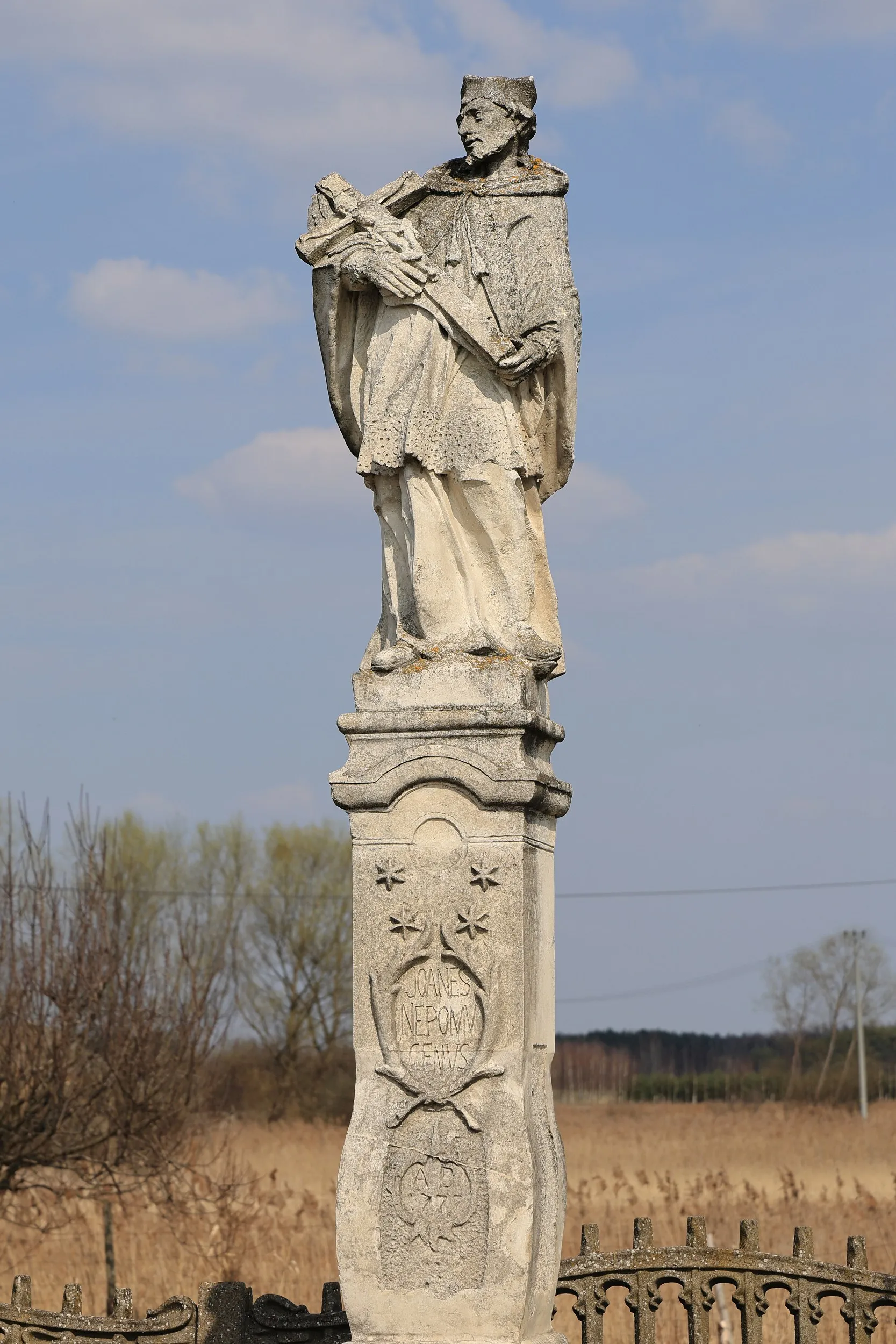 Kapliczka - figura św. Jana Nepomucena w Przerębie