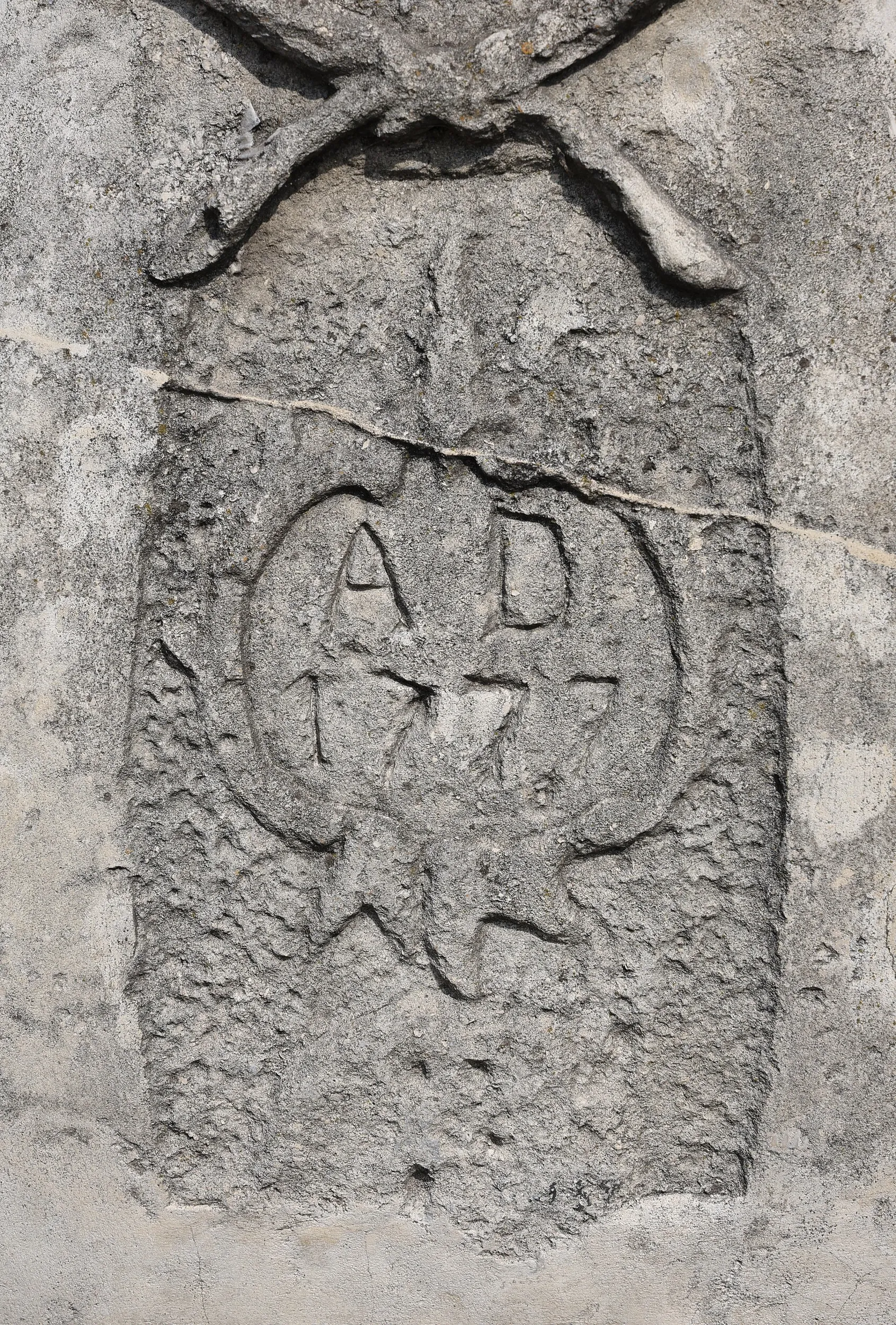 Fragment postumentu figury św. Jana Nepomucena z częściowo zachowaną datą „AD 1777” i śladami wieloletniego użytkowania.