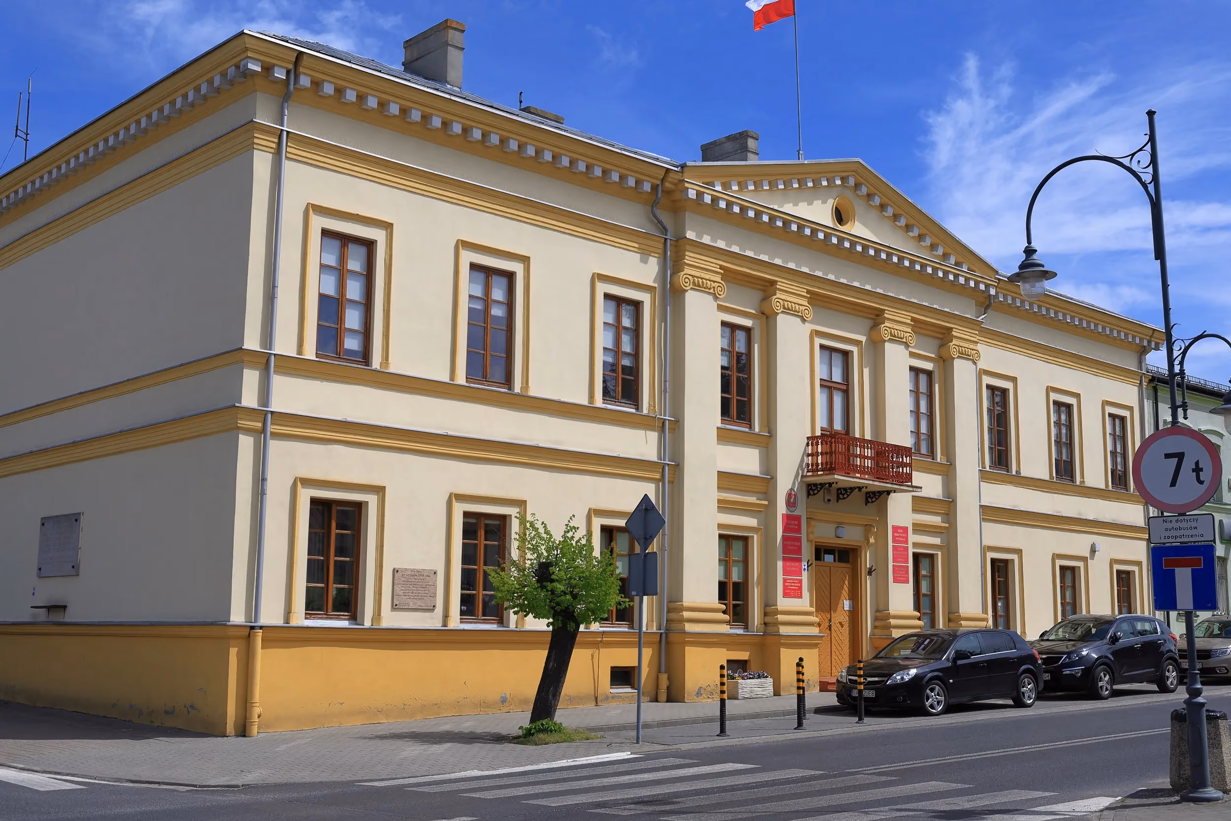 Późnoklasycystyczny budynek  przedborskiego ratusza