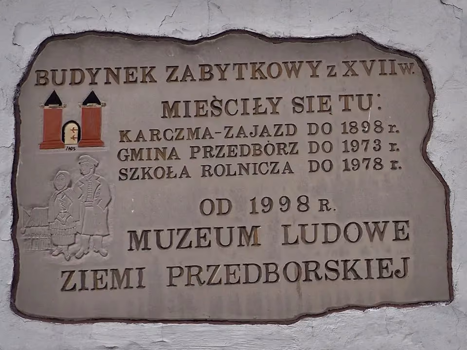 ablica informacyjna na ścianie dawnej karczmy w Przedborzu. Zawiera historię budynku z XVIII wieku, w którym obecnie mieści się Muzeum Ludowe Ziemi Przedborskiej.