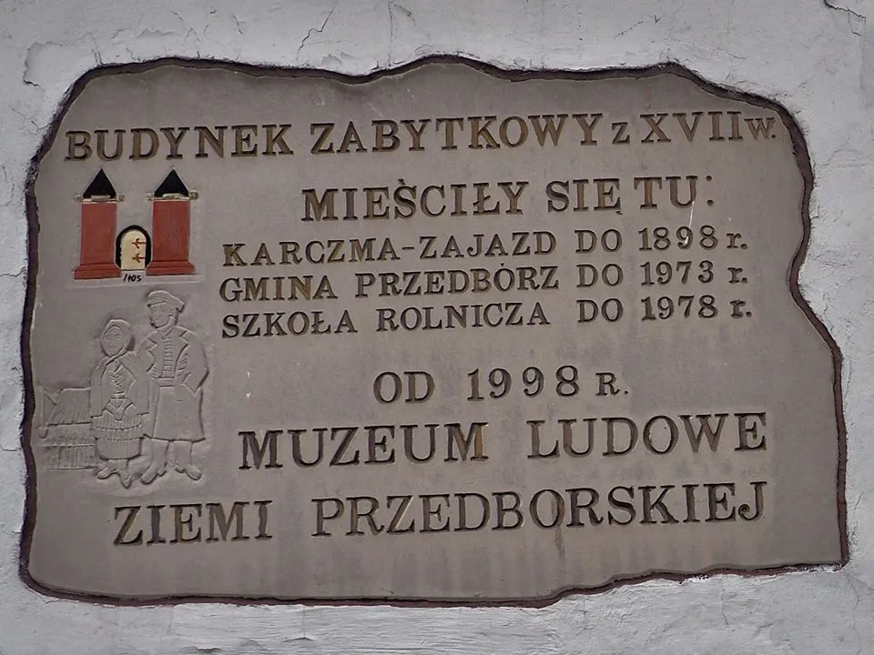 ablica informacyjna na ścianie dawnej karczmy w Przedborzu. Zawiera historię budynku z XVIII wieku, w którym obecnie mieści się Muzeum Ludowe Ziemi Przedborskiej.