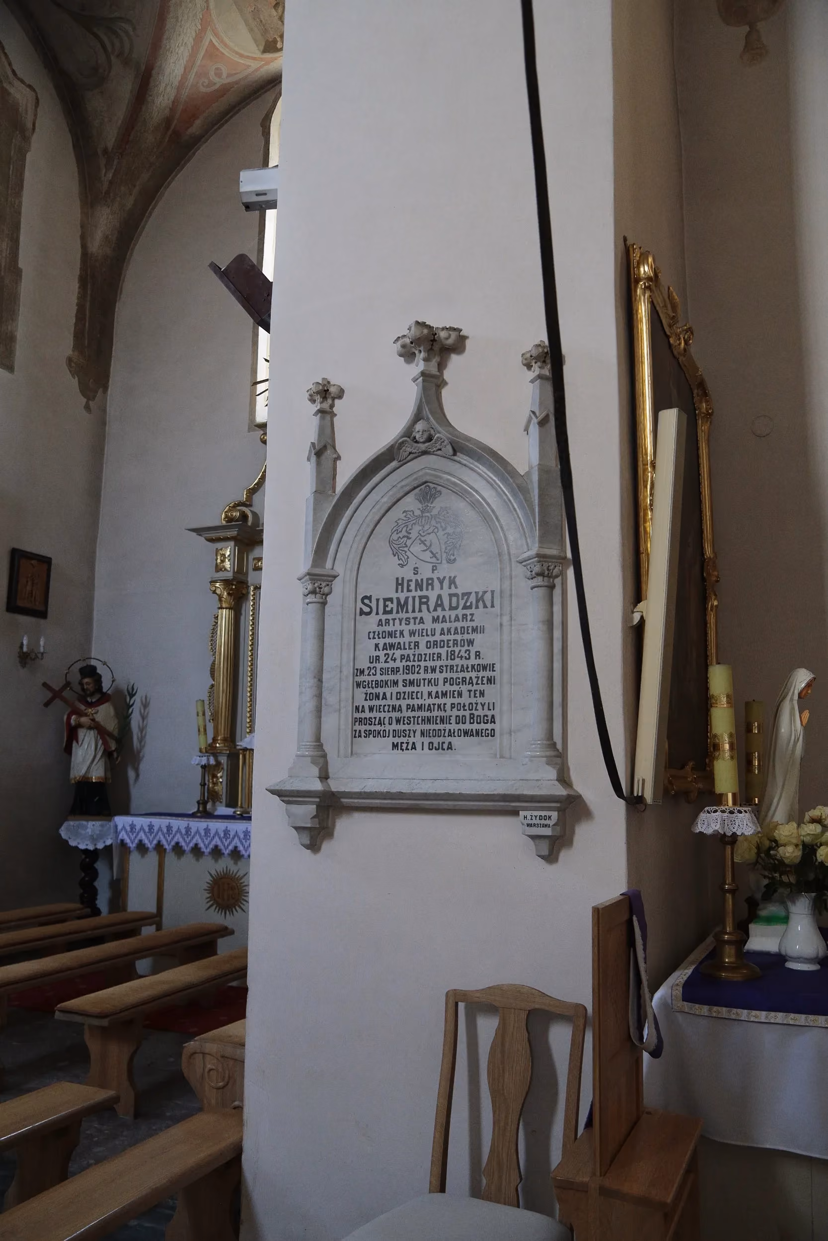 Tablica pamiątkowa we wnętrzu kościoła w Strzałkowie poświęcona Henrykowi Siemiradzkiemu, umieszczona na jednym z filarów nawy.