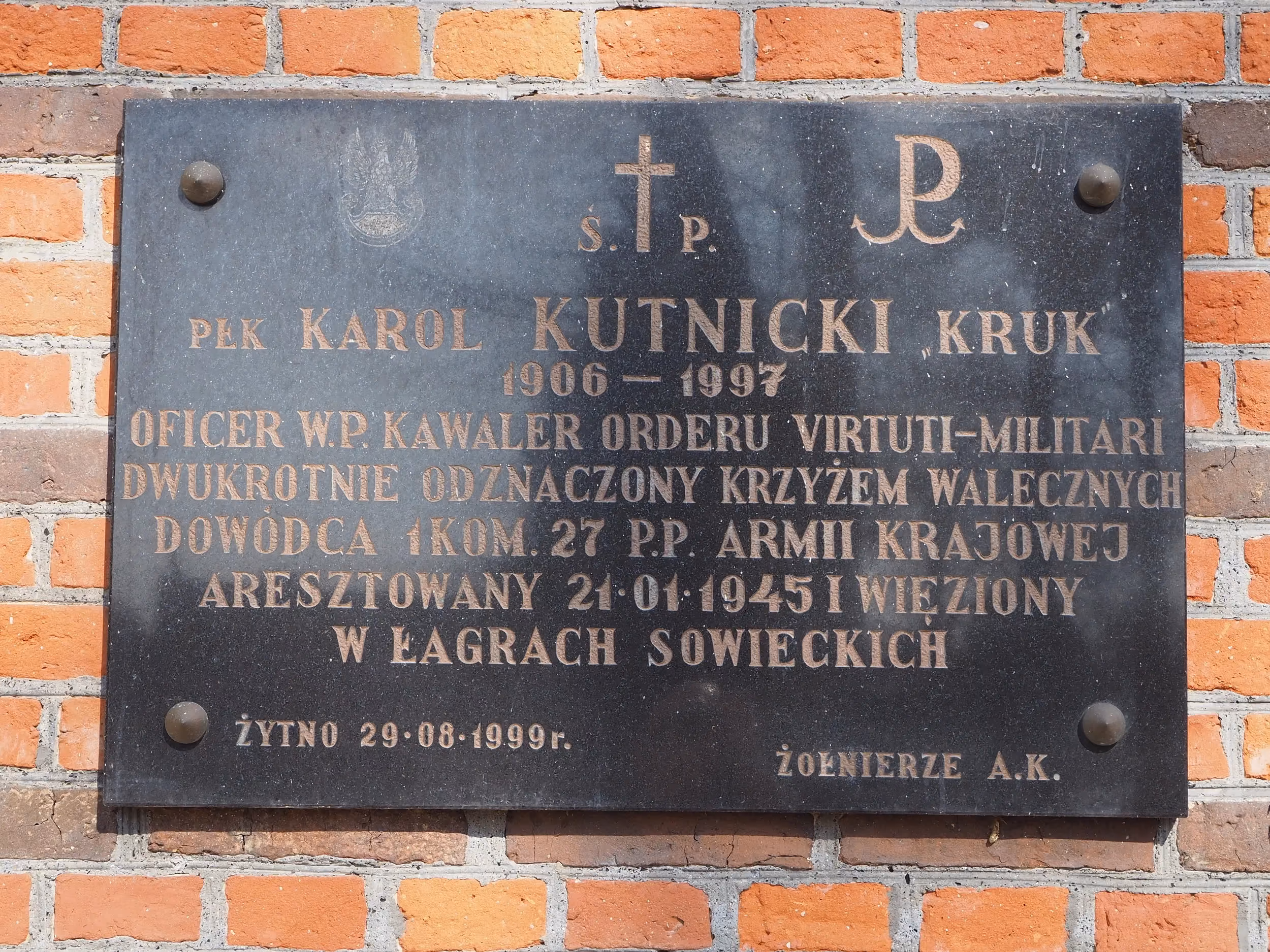 Tablica upamiętniająca płk. Karola Kutnickiego „Kruka”, oficera Wojska Polskiego i Armii Krajowej.