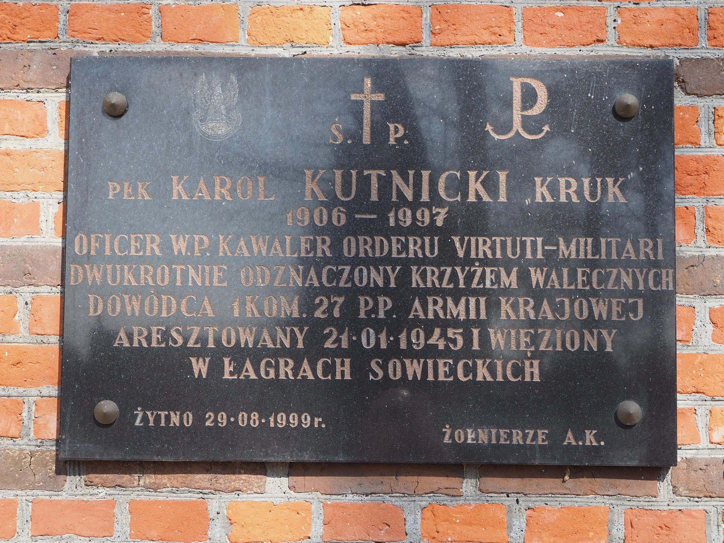 Tablica upamiętniająca płk. Karola Kutnickiego „Kruka”, oficera Wojska Polskiego i Armii Krajowej.